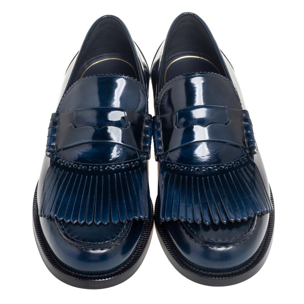 These Bedmoore loafers from Burberry are sure to make you raise your style meter! The loafers have been crafted from leather and styled with round toes. They flaunt penny keeper strap with fringe detailing on the vamps and come equipped with