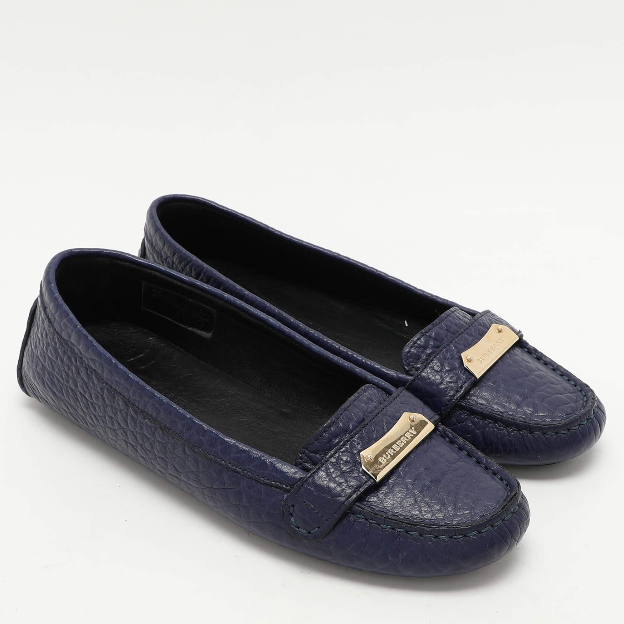 Blaue Loafers von Burberry aus Leder mit Verzierungen Größe 37 im Zustand „Gut“ im Angebot in Dubai, Al Qouz 2