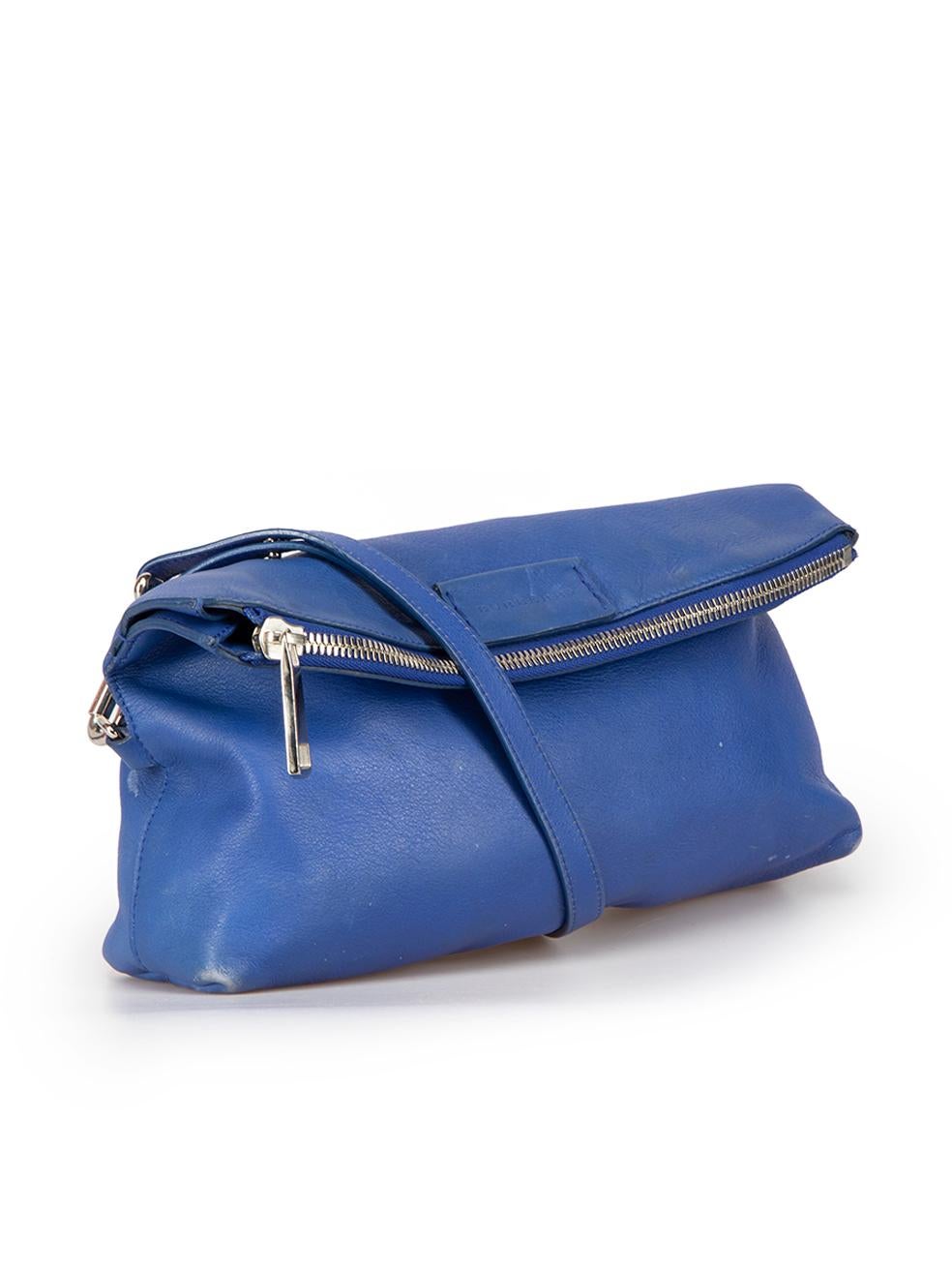 CONDITION is Good. General wear to bag is evident. Moderate signs of wear to overall leather where abrasion and scratches is evident on this used Burberry designer resale item.
  
Details
Blue
Leather
Medium crossbody bag
Detachable and adjustable