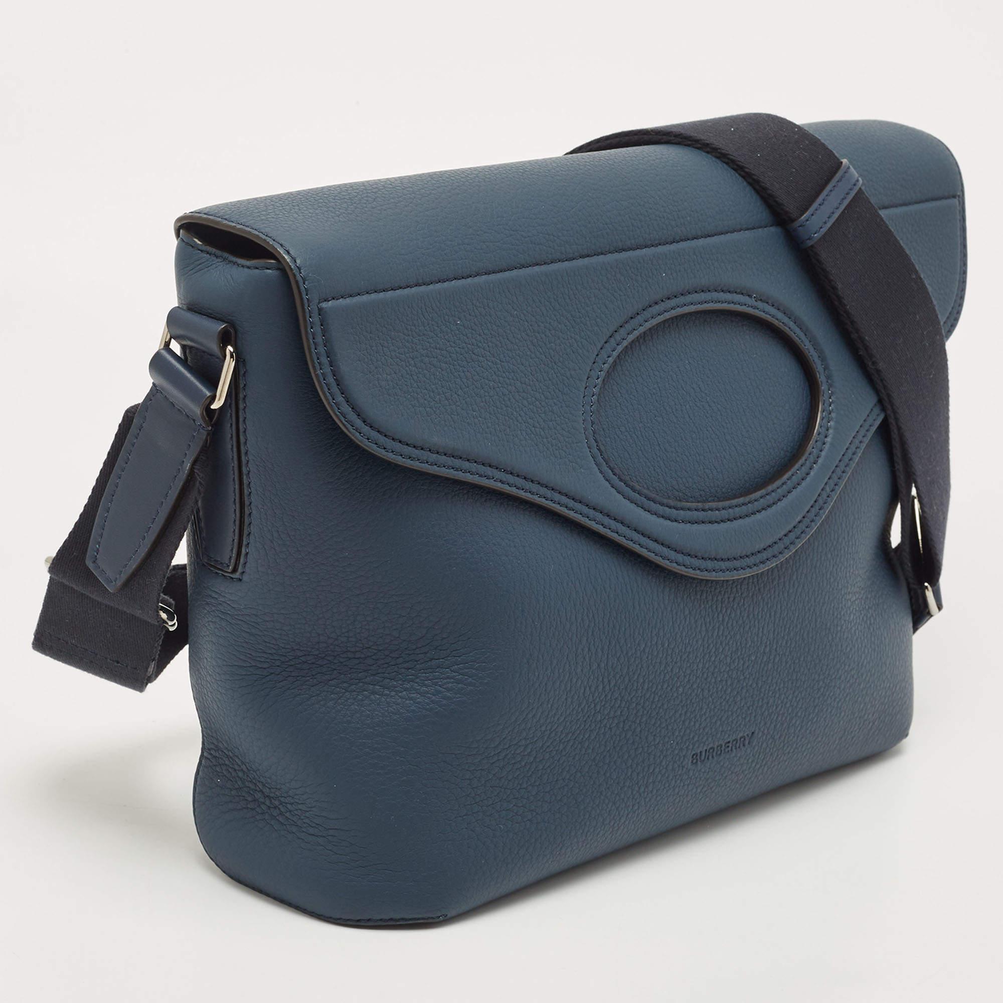 Burberry Blue Leather Large Pocket Messenger Bag In New Condition In Dubai, Al Qouz 2