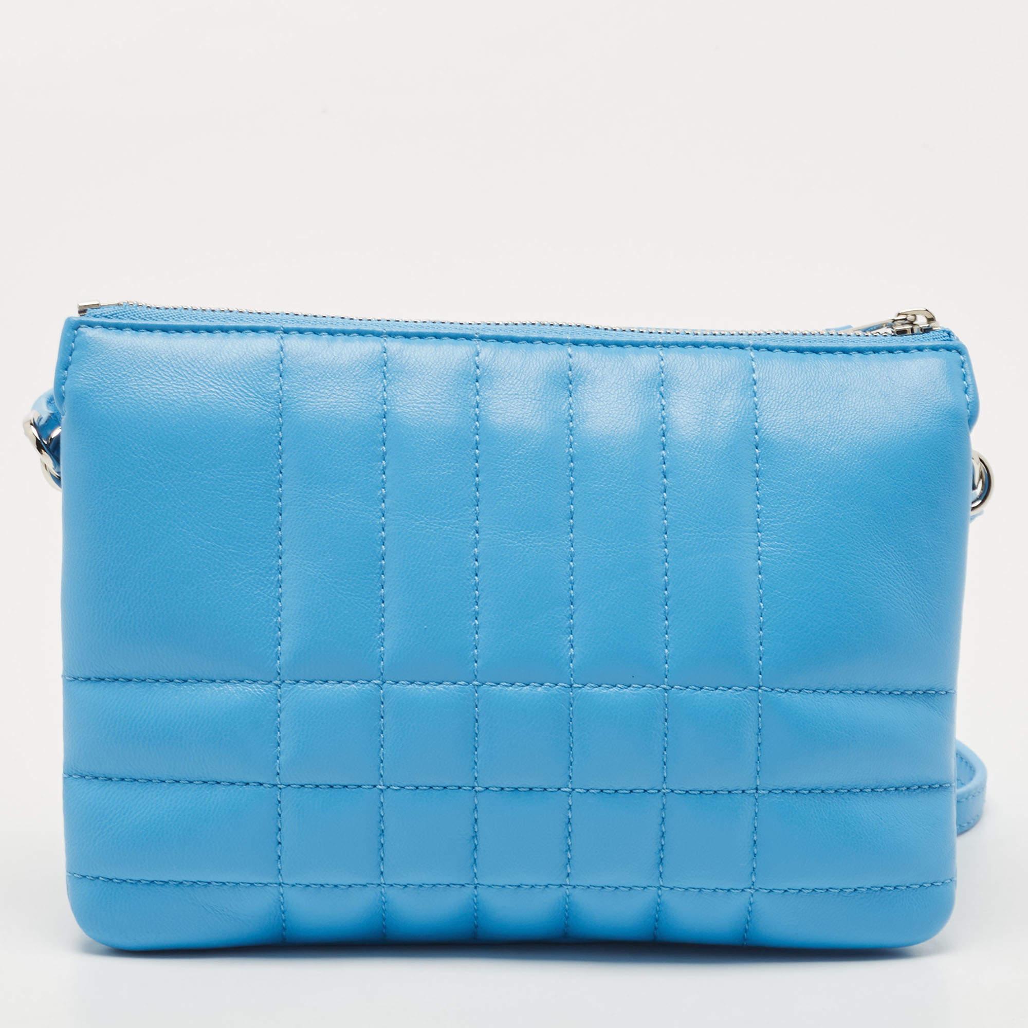 This Lola shoulder bag from Burberry does complete justice to the brand's timeless aesthetic. Externally, it is made using blue and quilted leather with a silver-tone TB accent decorating the front. It features a shoulder strap and an interior in
