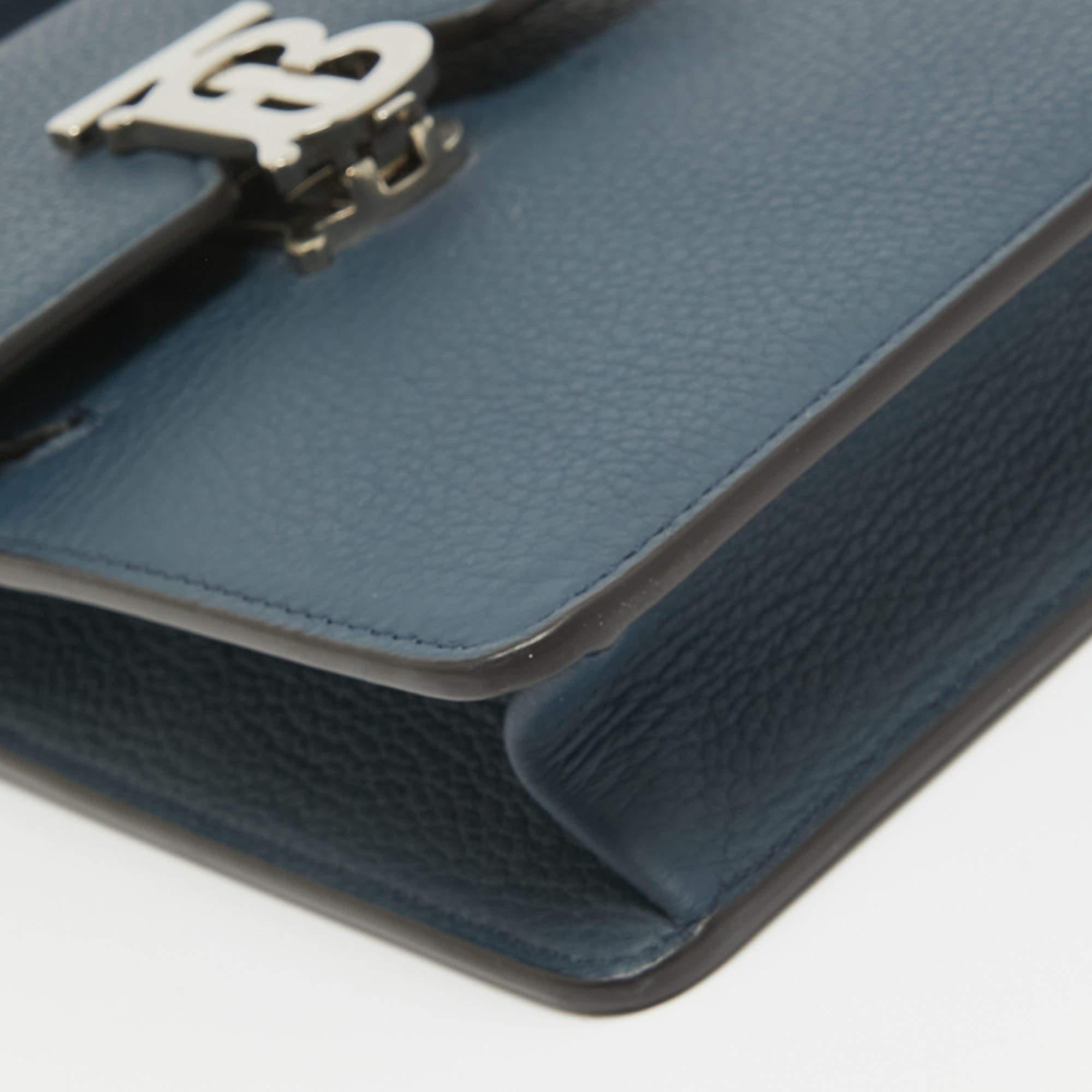 Bolso Crossbody Robin de piel azul de Burberry en venta 4