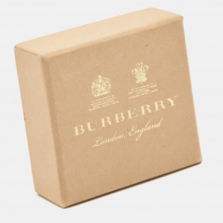 Questi eleganti orecchini a cerchio provengono dalla casa Burberry. Sono realizzati in metallo dorato e impreziositi da intarsi in resina marmorizzata blu. La creazione è rifinita con chiusure push-back.