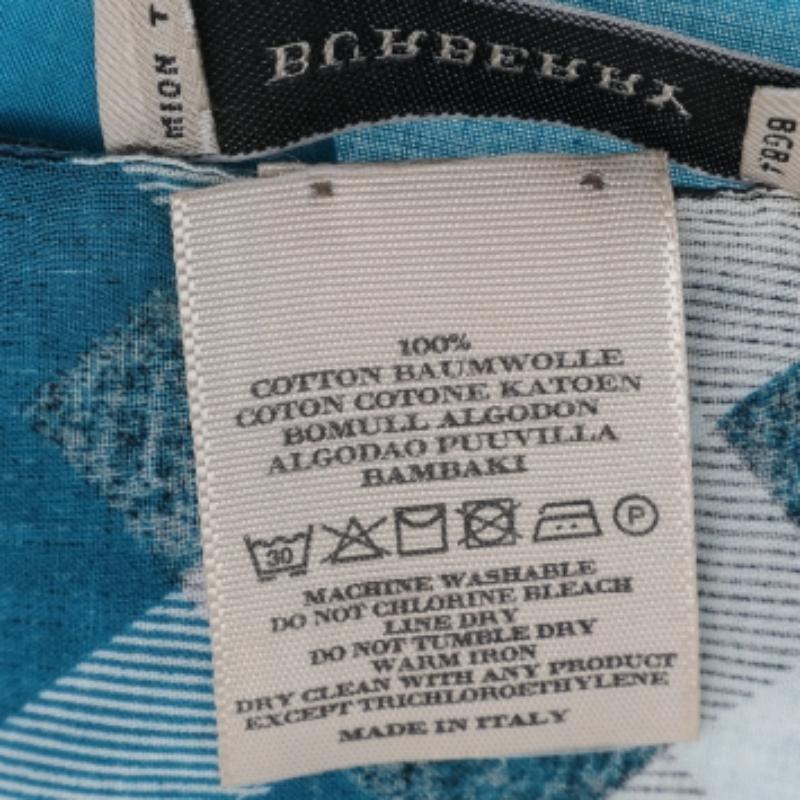 Here's a fashionable accesory from the House of Burberry that will make you look stylish! This handkerchief is made from blue cotton fabric, with a bordered Nova Check detail. It has a squared shape measuring 66 cm x 66 cm.