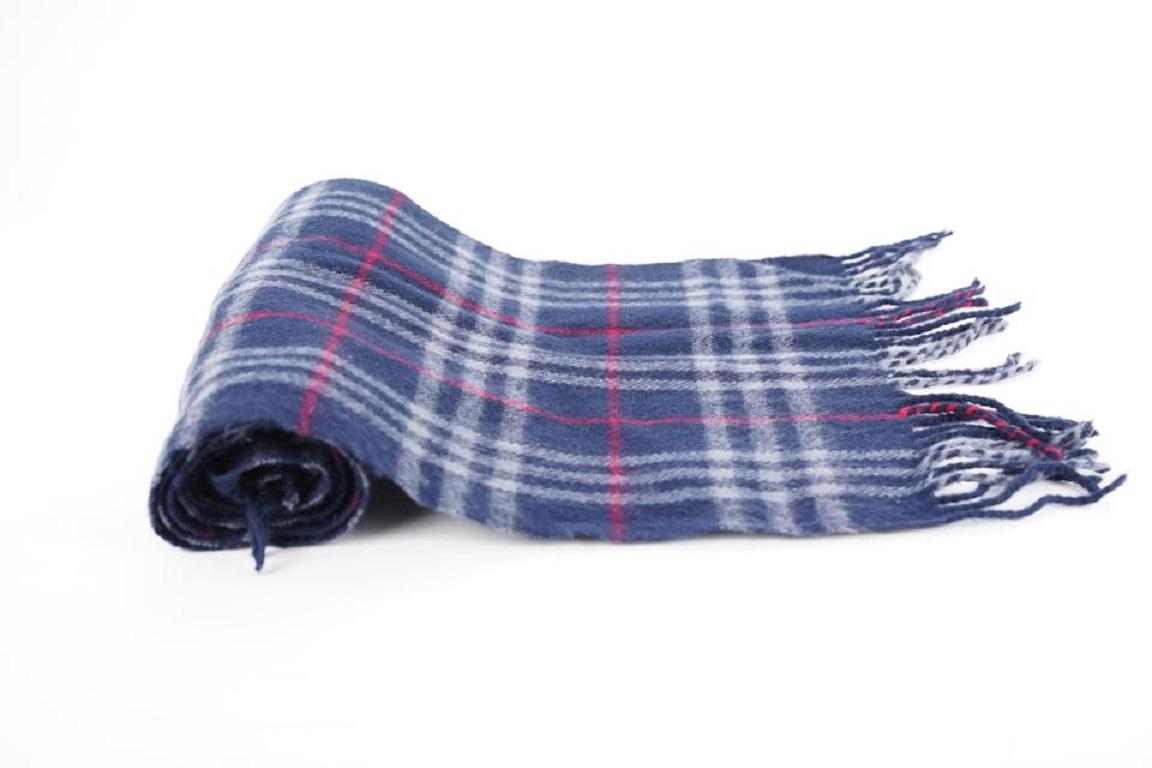 Burberry Blue Nova Check Classic Scarf 315bur222 In Good Condition For Sale In Dix hills, NY
