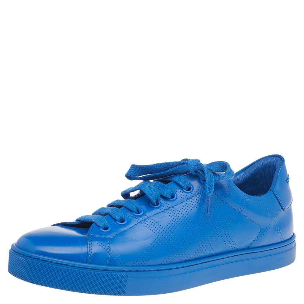 These Albert sneakers are the comfiest ones you will ever have! Give your look a stylish spin with these Burberry sneakers made from leather. They flaunt a perforated check pattern, round toes, and logo accented heels. Coming in a classy blue hue,