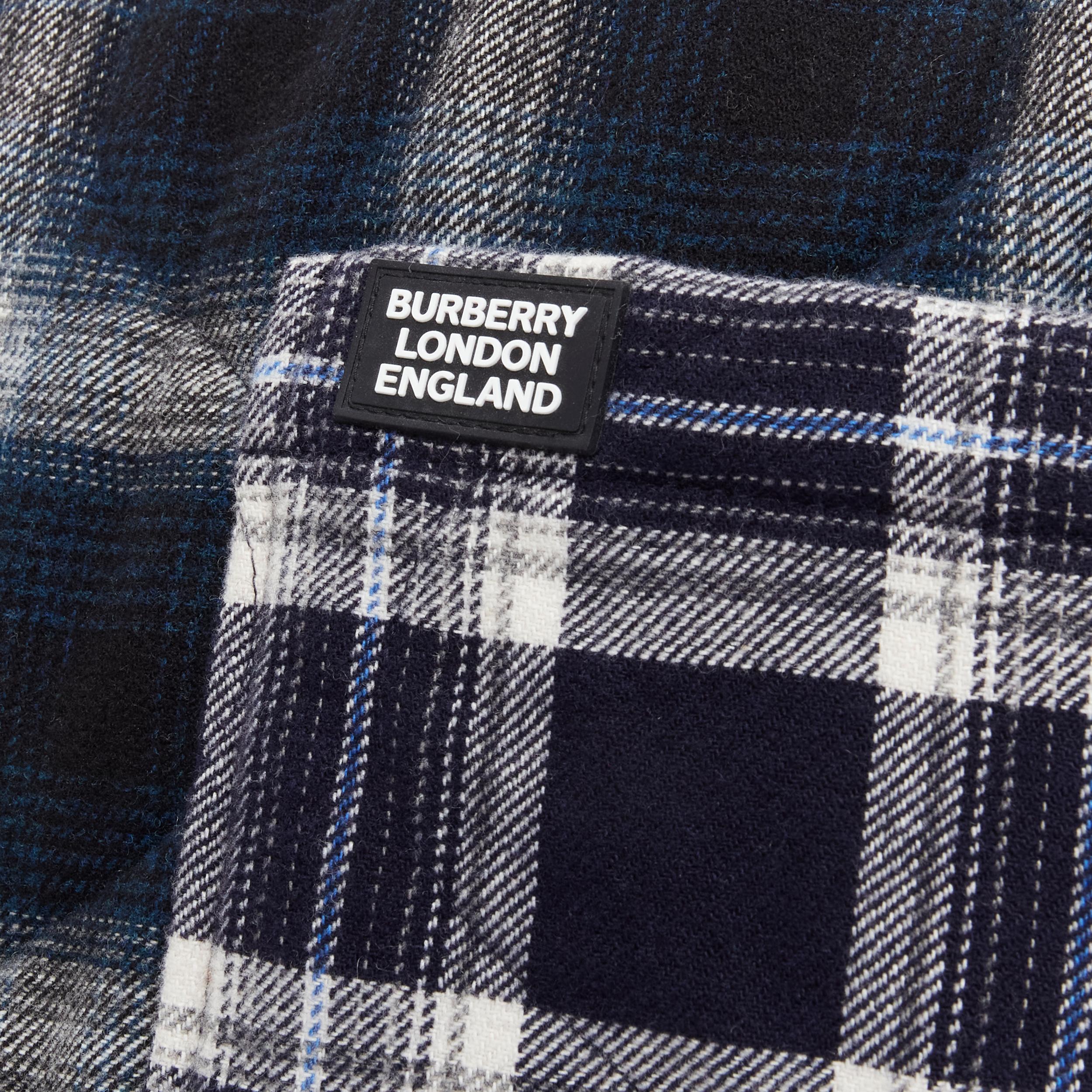 BURBERRY blue plaid stitched technical nylon pocket padded overshirt L 
Reference: CAWG/A00216 
Brand: Burberry 
Designer: Riccardo Tisci 
Material: Wool 
Color: Blue 
Pattern: Check 
Extra Detail: Padded stitching. Wool outer. Snap button. Logo