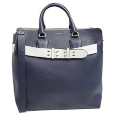 Burberry - Grand sac fourre-tout ceinture en cuir grainé bleu/blanc