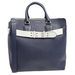 Burberry Blau/Weiß Genarbtes Leder Große Gürtel-Tasche