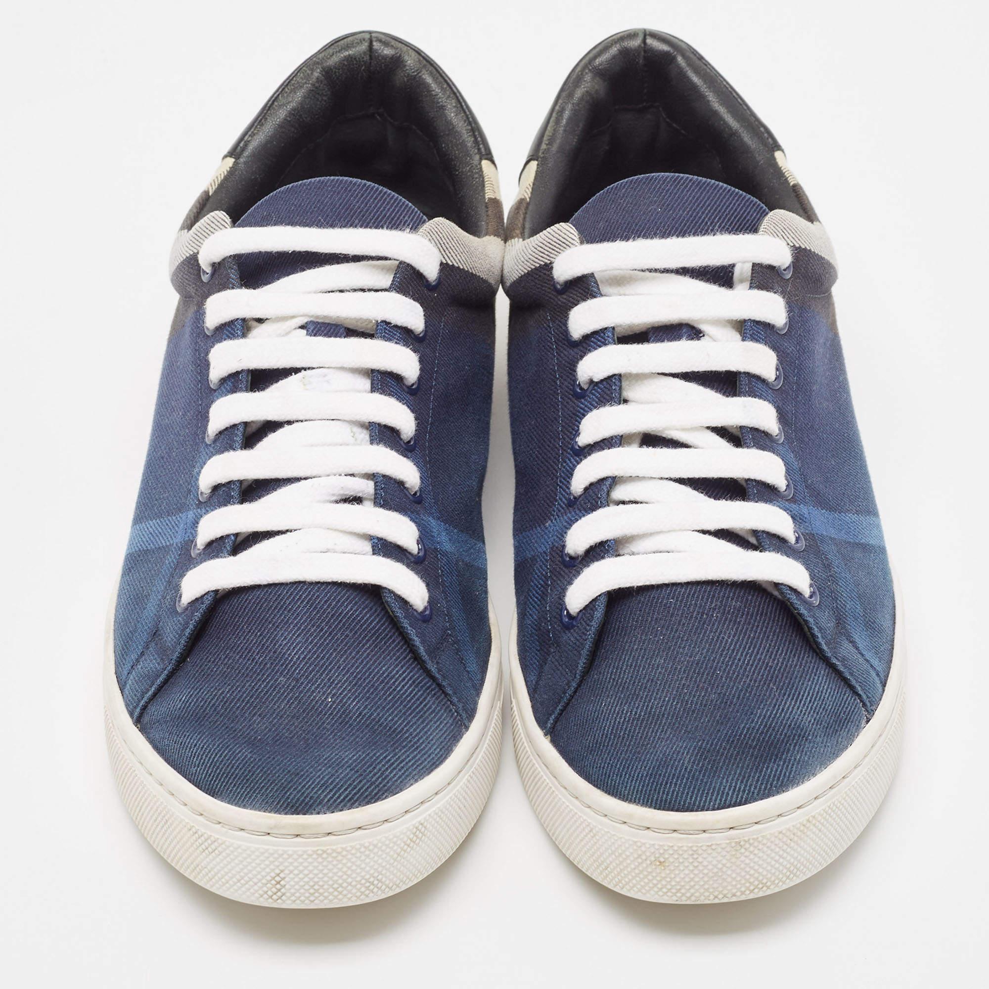 Burberry Blue/White Nova Check Denim and Leather Low Top Sneakers Size 44 For Sale 4