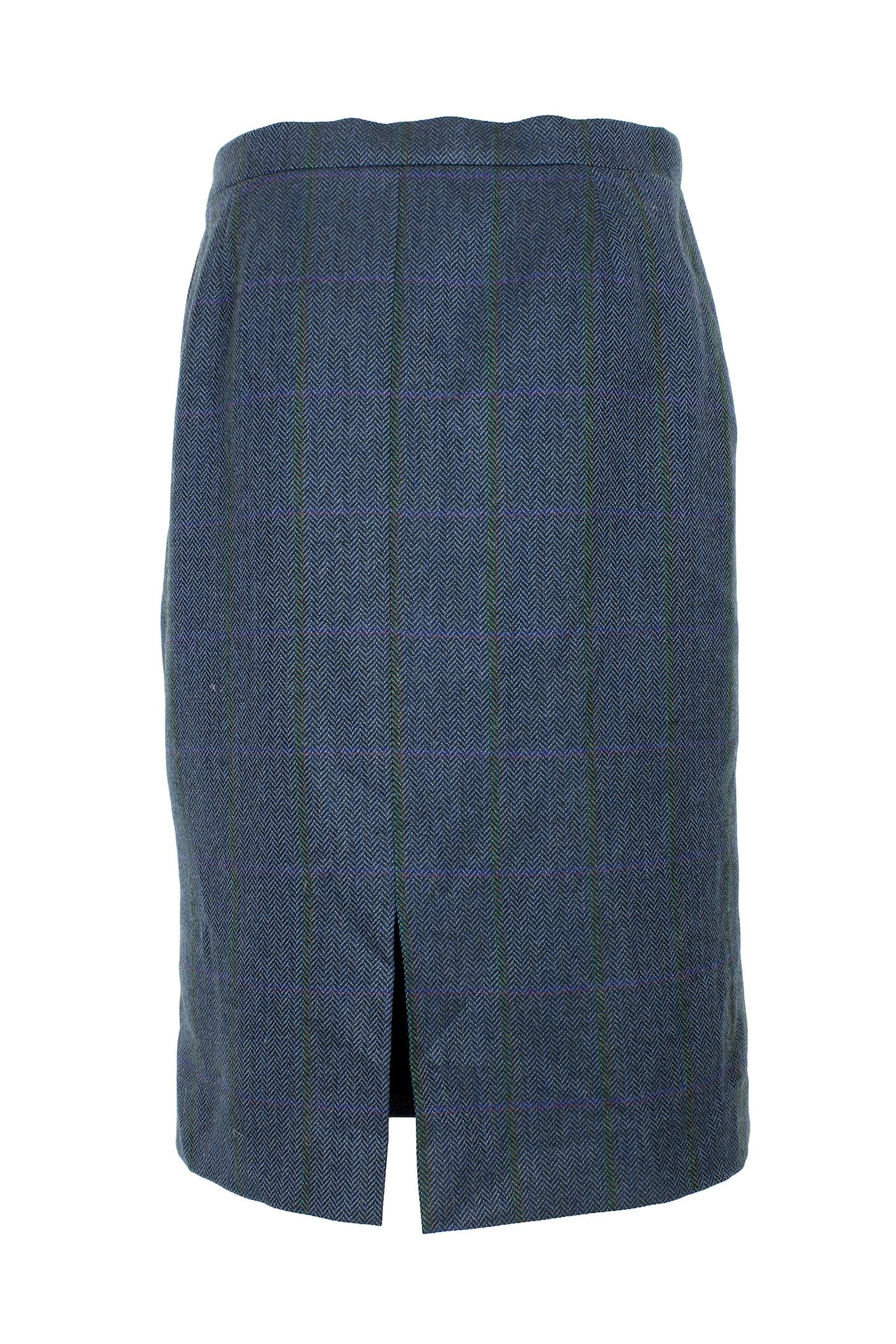 Burberry classic 80s vintage skirt. Sheath model, knee length, herringbone pattern in blue and black. 100% wool fabric, internally lined. Made in England.

Size: 44 It 10 Us 12 Uk

Waist: 38 cm
Length: 65 cm