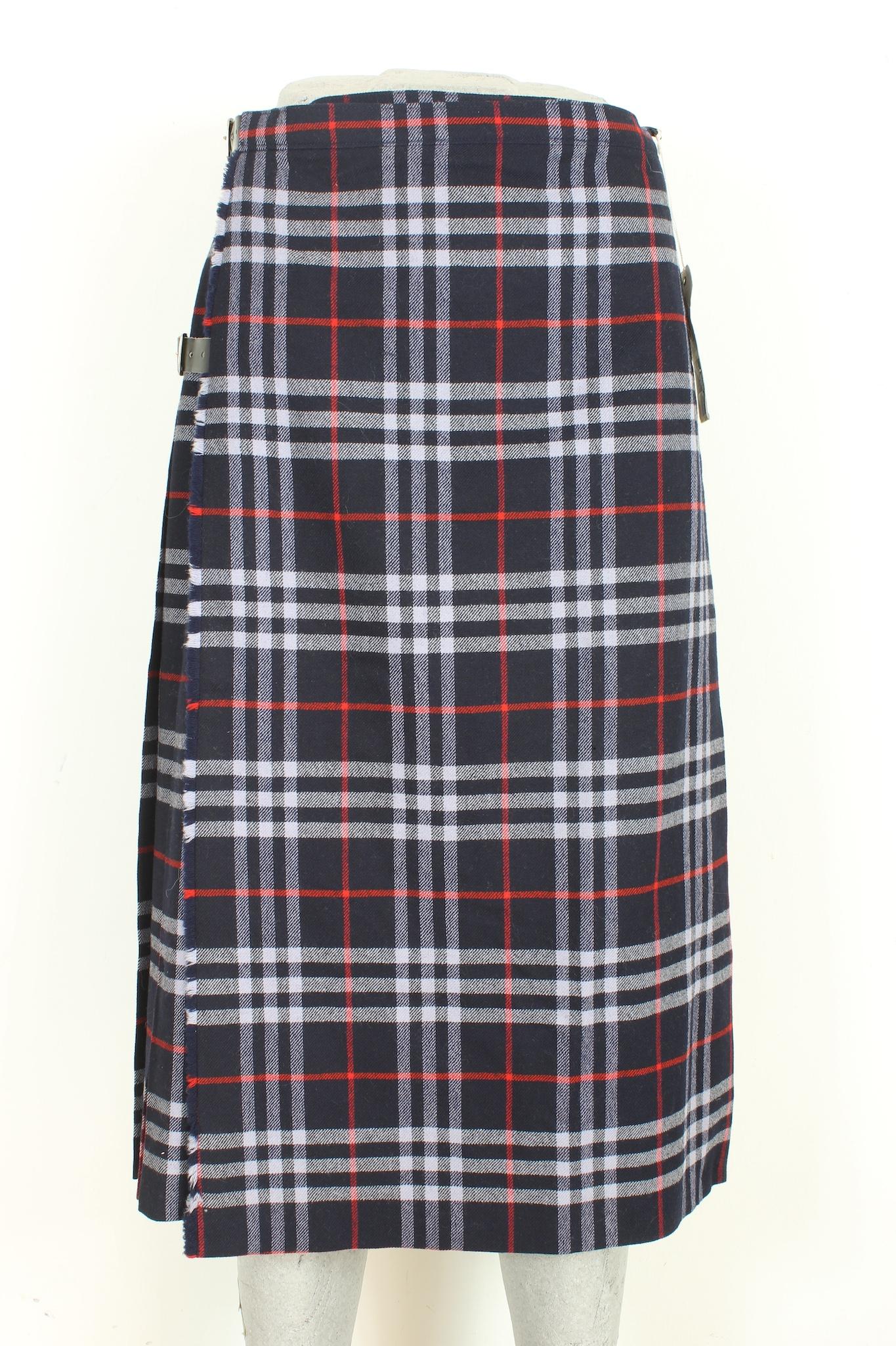 Burberry vintage 80s kilt skirt. Pleated skirt, blue and red with typical checked pattern of the fashion house. Closure with side leather straps. 100% wool fabric. Made in England.

Size: 42 It 8 Us 10 Uk

Waist: 34 cm
Length: 72 cm