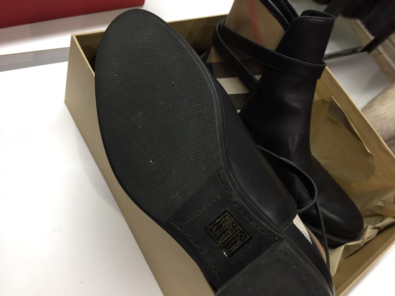 Burberry boots In Excellent Condition For Sale In North York, CA