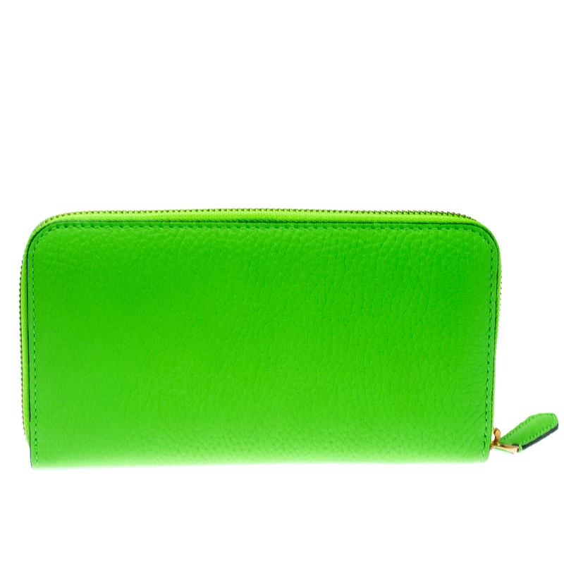 A versatile wallet like this one from Burberry will be your handy companion. Crafted from bright green leather the zip closure opens to reveal several card slots, a zip pocket, and room to stow your bills and currency.

Includes: Original Dustbag,