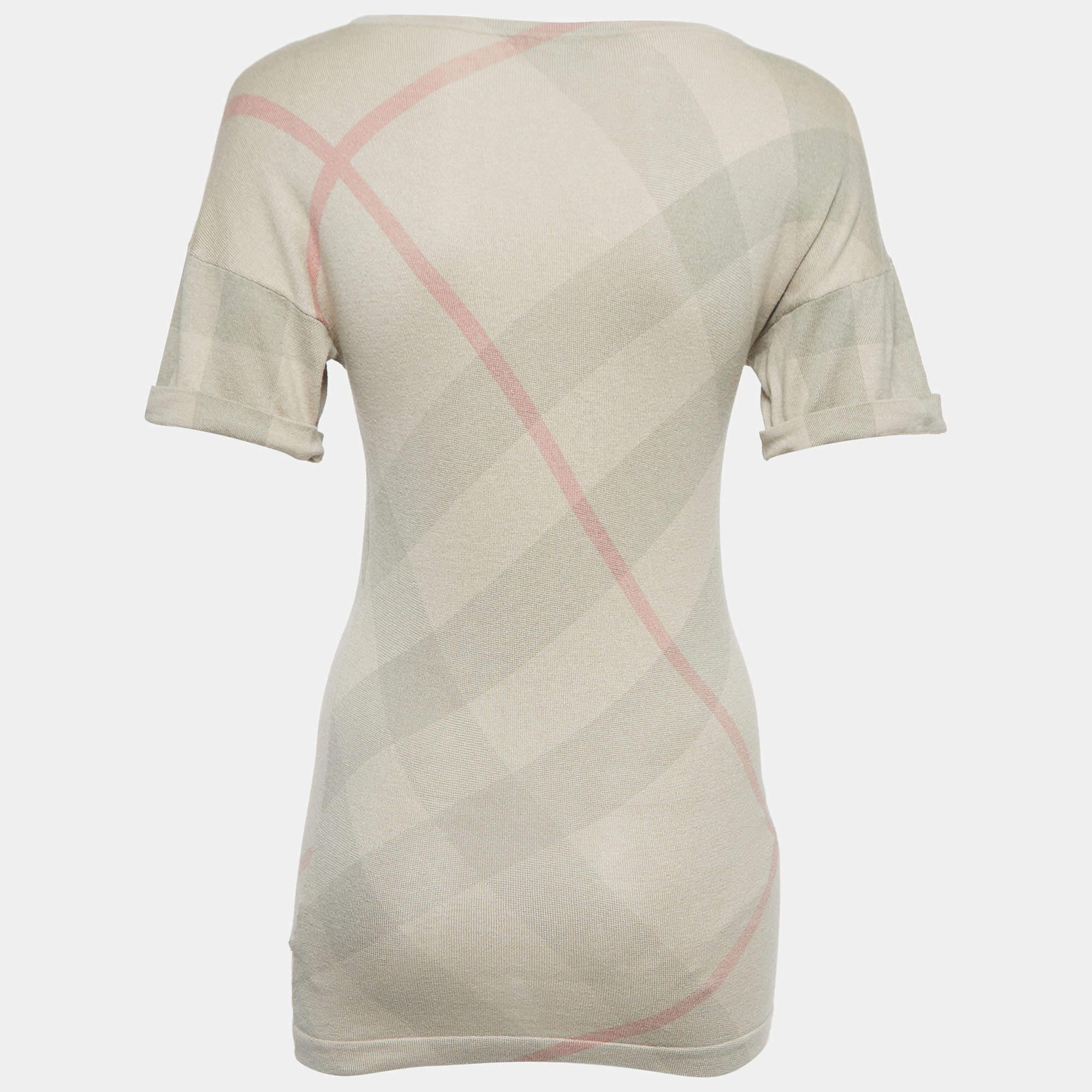 A perfect combination of comfort luxury and style this designer t shirt is a must have piece Made from quality materials the creation can be styled with denim pants and sneakers for a cool look.