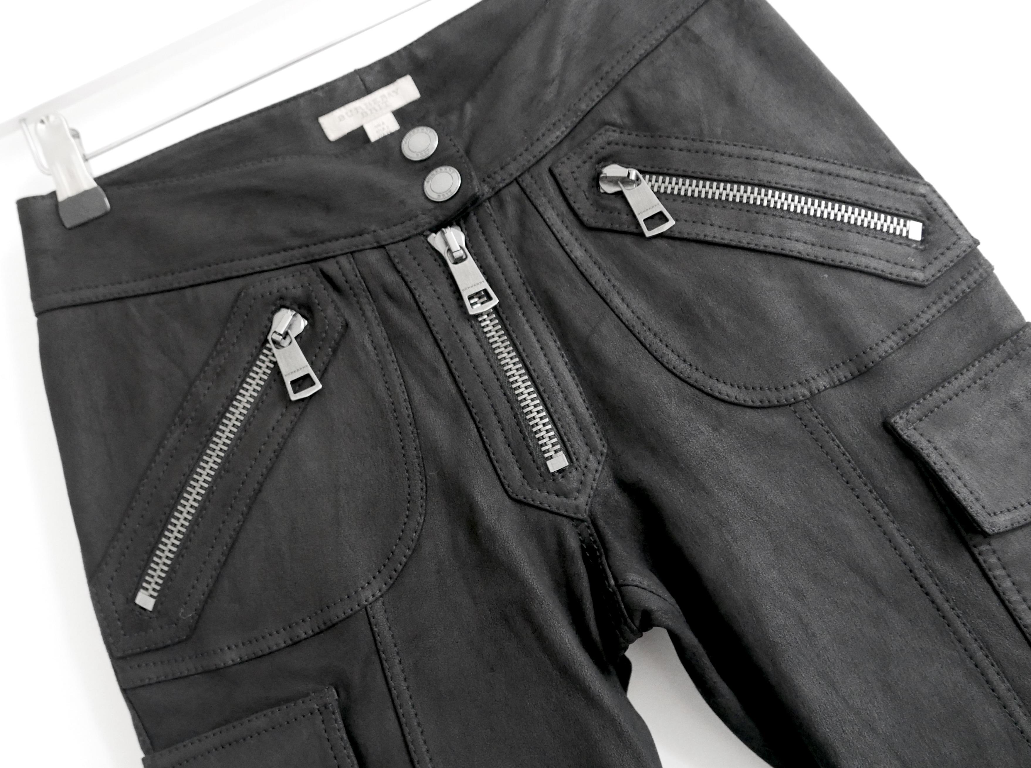 Super sexy Burberry Brit Lederhose. Gekauft für £1200 und ungetragen.  Sie sind aus superweichem, matt strukturiertem schwarzem Lammleder gefertigt und verfügen über abgesteppte Knie, Seitentaschen, Riemenmanschetten und matt silberfarbene, geprägte