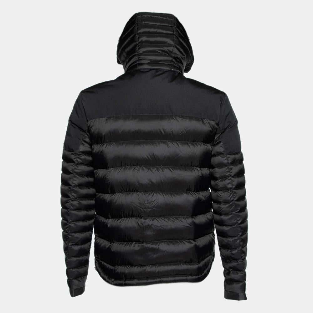 How fabulous does this designer jacket look! It is made of fine materials and features long sleeves. Pair it with pants and sneakers for a cool look.

Includes: Original Dustbag

 