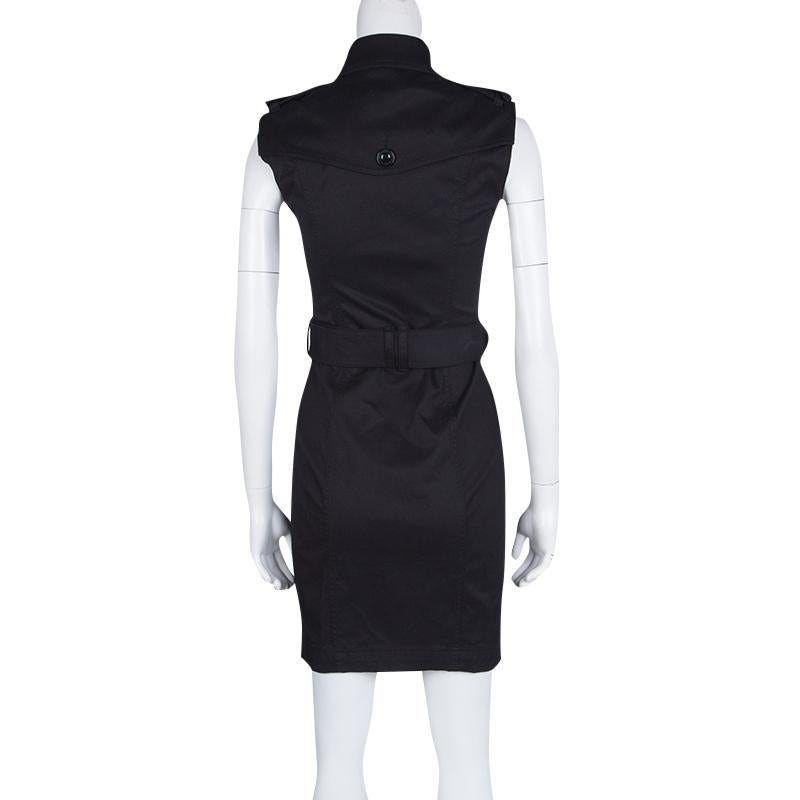 A designs from Burberry carries an edge that resonates with the fashion tastes of the contemporary world. This dress is stunning with its trench-inspired design, collar neckline and black buttons along with front pockets. The dress has a sleeveless