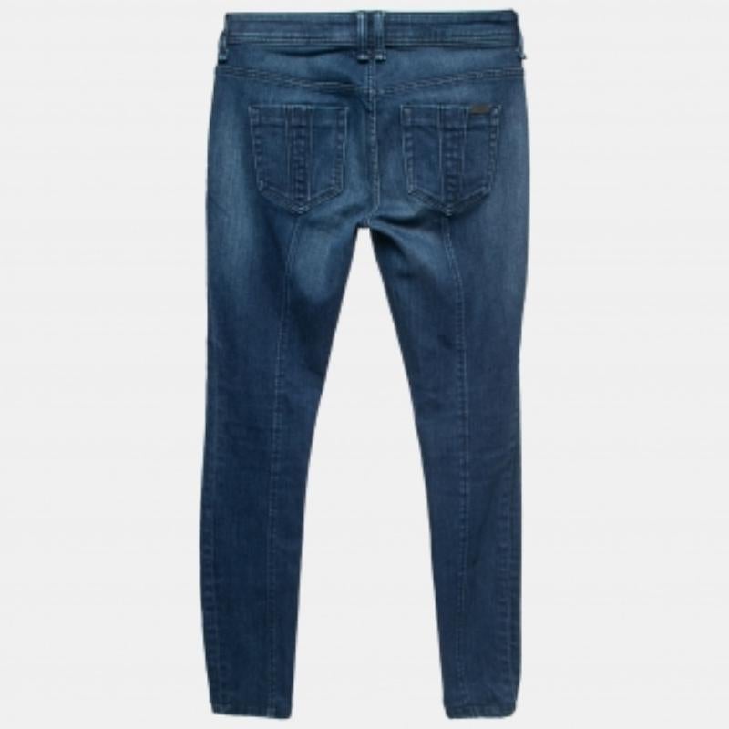 Eine gut sitzende Jeans ist ein Muss im Kleiderschrank, daher präsentieren wir Ihnen diese Kreation von Burberry Brit. Es wurde mit einer Mischung aus hochwertigen MATERIALEN gefertigt. Kombinieren Sie es mit Poloshirts und Sneakers für einen
