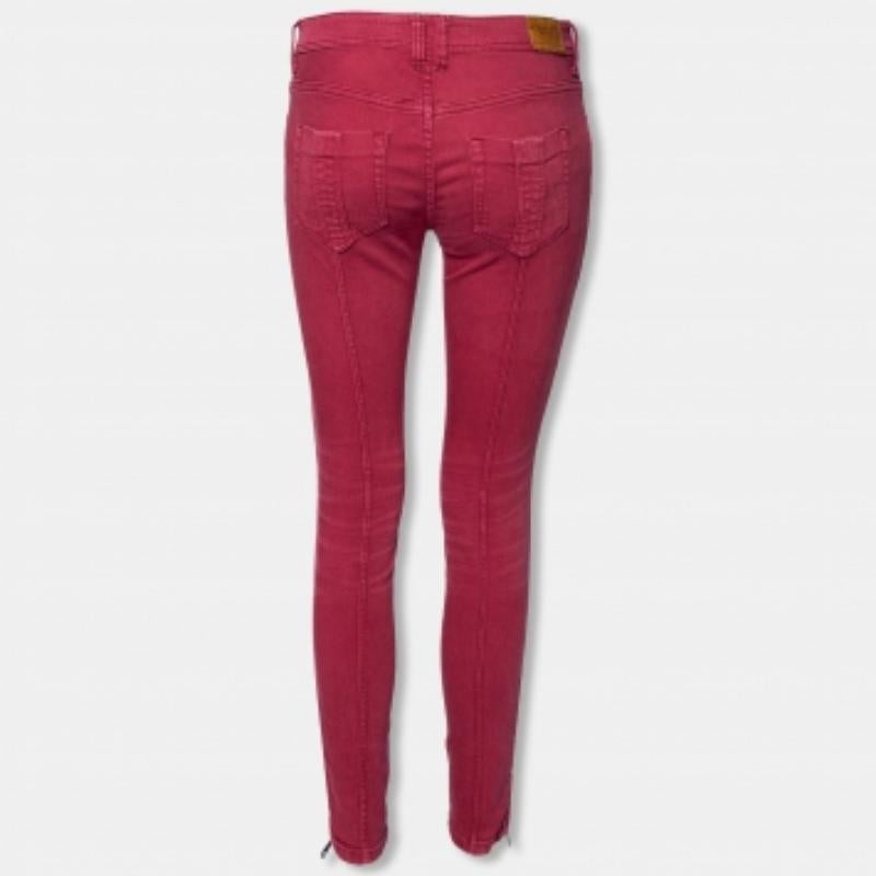 Conçu pour un look fabuleux et une coupe impeccable, ce jean skinny de Burberry Brit est un achat incontournable ! Réalisées en coton mélangé, elles sont dotées d'une fermeture boutonnée sur le devant, de passants de ceinture et d'une jolie teinte