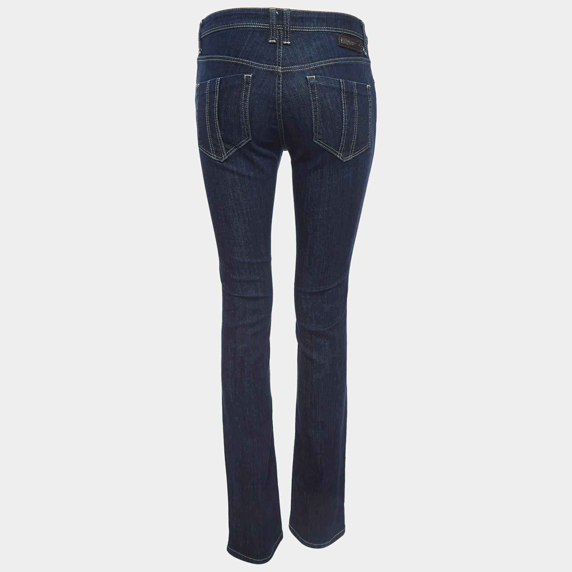 Il tuo guardaroba non sarà mai completo senza un paio di jeans come questo. Realizzato con i migliori materiali, questo paio presenta dettagli classici, una chiusura facile e tasche. Abbinalo alle tue camicie casual.
