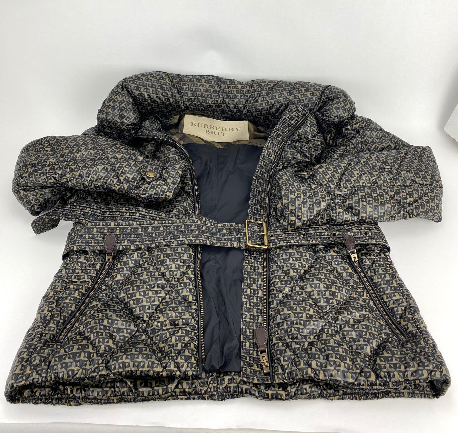 Pre-Owned 100% Authentic
Burberry Brit Gold and Black thin Down Jacket
RATING: A..excellent, near mint, only
slight signs of wear
SIZE: XL (Runs small more like a large)
MATERIAL: Outer :100% polyamide (nylon)
LINING: upper 100% polyester lower 100%