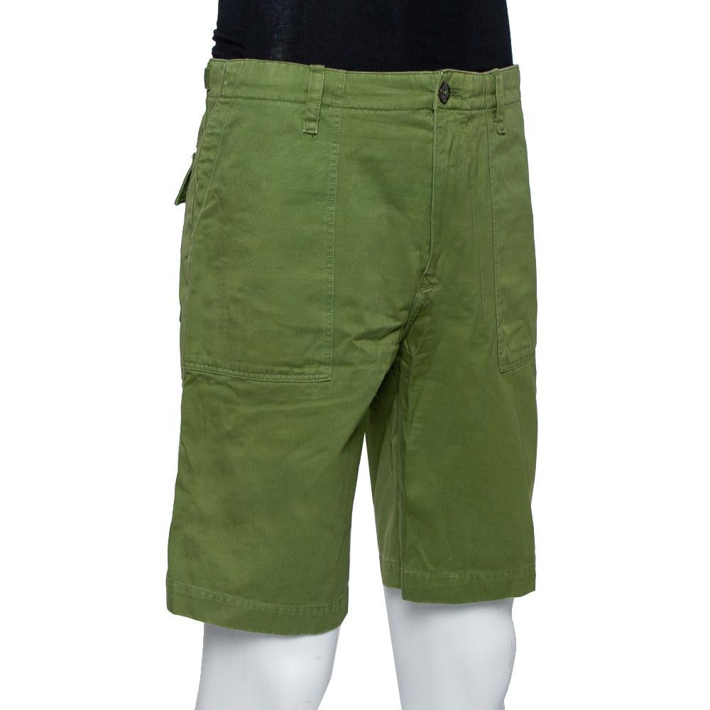 Now lounge around in comfort with these shorts from Burberry Brit. The green denim shorts are tailored from cotton and feature pockets on the front and back. They come with buttoned fastening.

