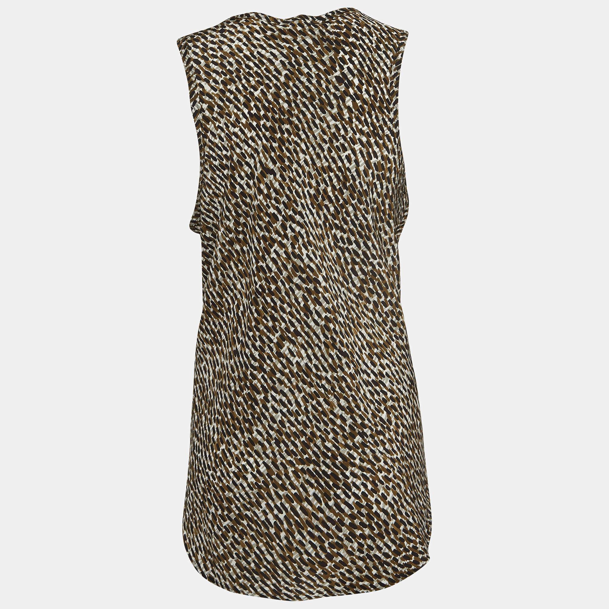 Find great style and comfort while wearing this designer top. Tailored using the best fabrics, the creation has been given immense detail. Style it with a pair of jeans and flats.