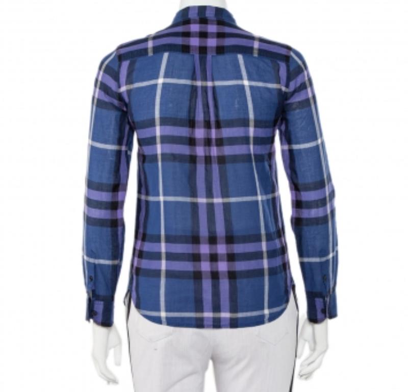 Questa camicia di Burberry Brit è perfetta per i tuoi eventi casual. La camicia di colore blu navy è dotata del caratteristico motivo a quadri per un tocco di classe. Presenta un colletto classico, chiusura frontale con bottoni e maniche intere. Un