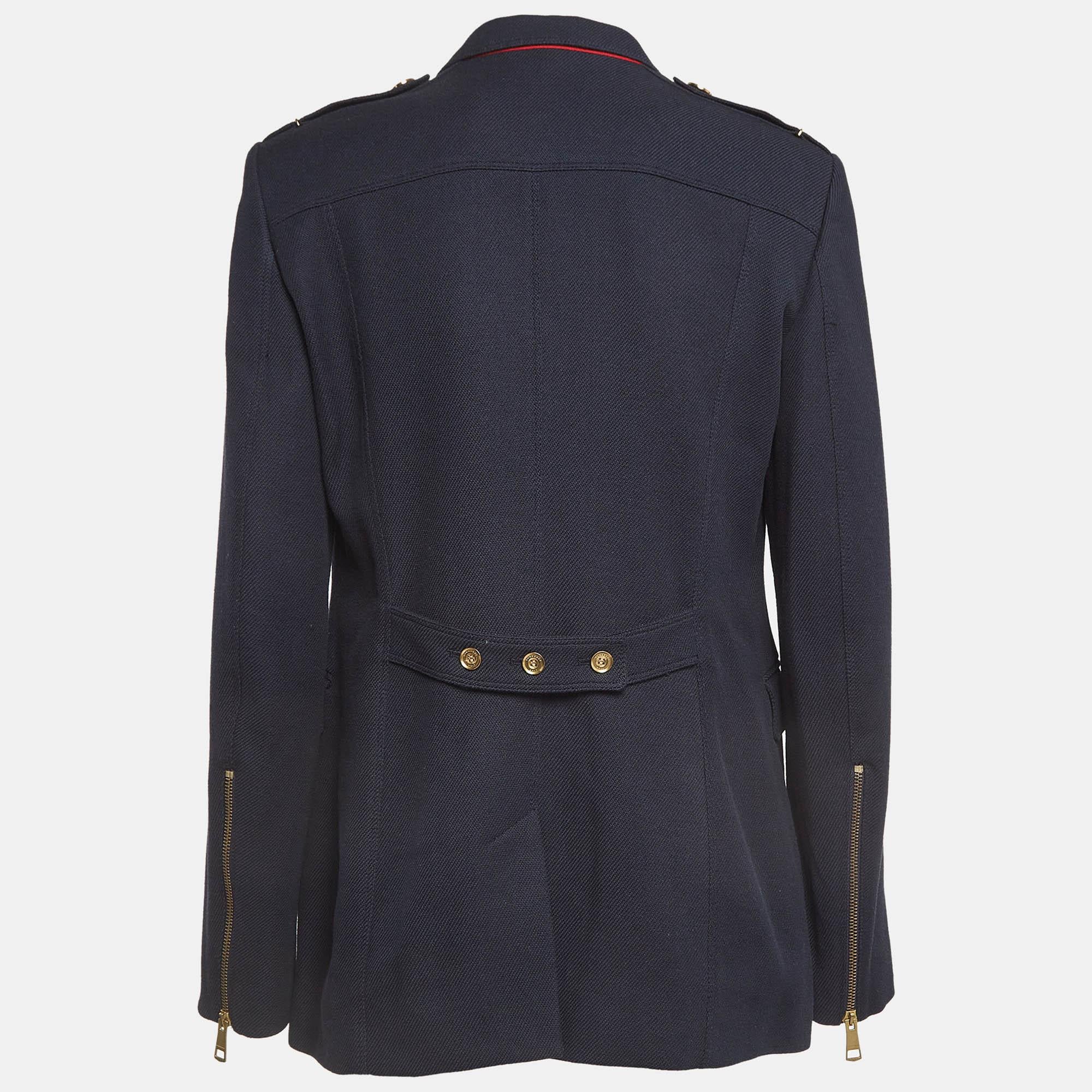 This blazer brings you both class and luxury as you wear it. It is highlighted with long sleeves thus granting a polished finish.