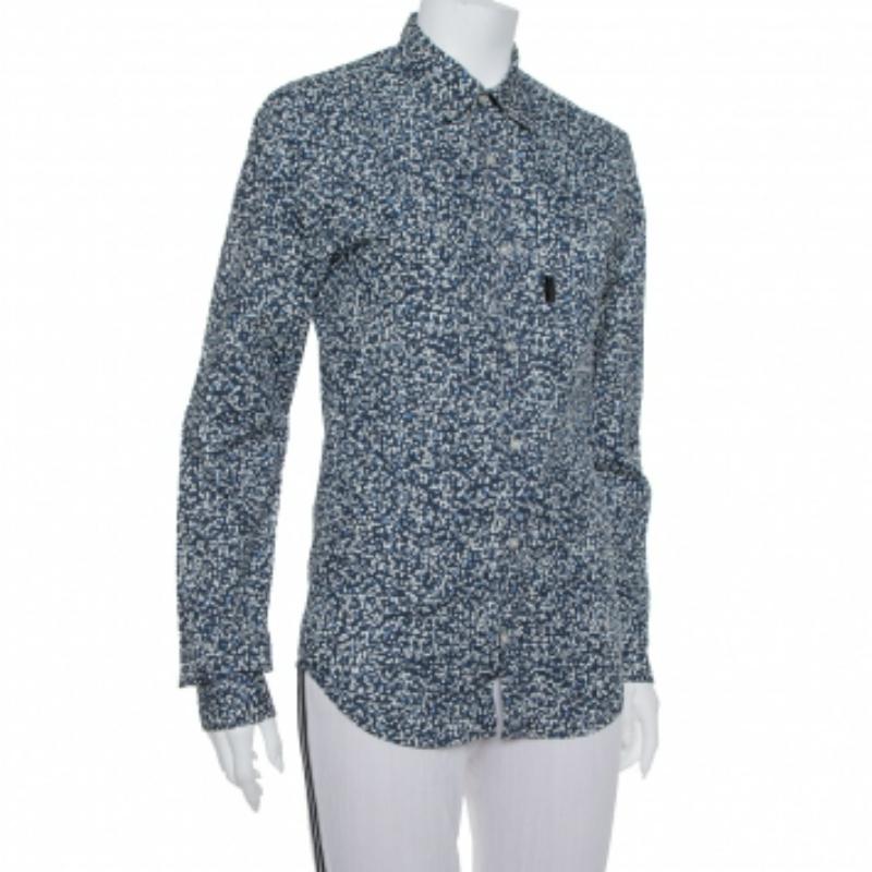 Design and quality come together in this shirt from the house of Burberry Brit. If your style is classic and effortless, then this creation is a great choice for you. Covered with prints all over, this button-front shirt is a must-have.