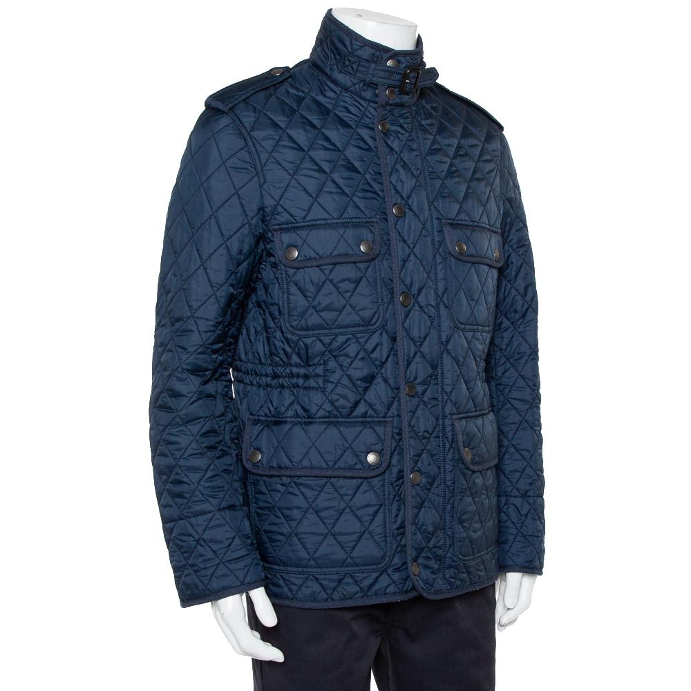 Mit der Russell Field Jacke von Burberry Brit gelingt Ihnen ein ultra-stylischer:: sportlicher Look. Die marineblaue Steppjacke hat einen hochgeschlossenen Ausschnitt mit Schnallenband:: einen verdeckten Reißverschluss vorne:: vier Außentaschen und