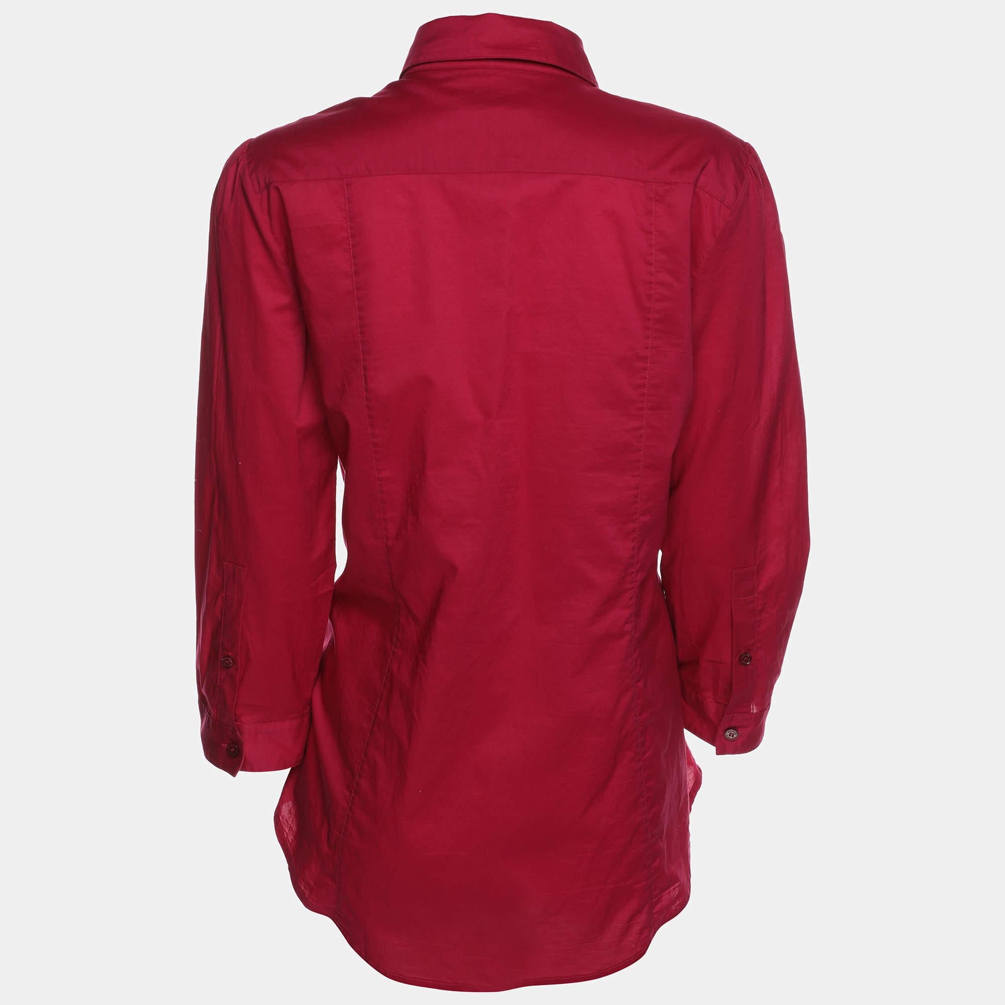 Las camisas son una parte indispensable del vestuario  por lo que esta marca te ofrece una creación tan versátil como elegante. Se ha confeccionado con material de calidad en un tono versátil. La camiseta está detallada con elementos de la firma y