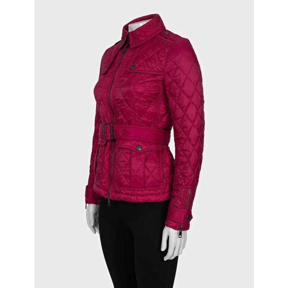 Elevate your wardrobe with this stylish Burberry Brit fitted jacket in a beautiful pink shade. This jacket is perfect for adding a touch of sophistication to any outfit.

Features:

- Brand: Burberry Brit

- Size: XS

- Color: Pink

- Material: 100%