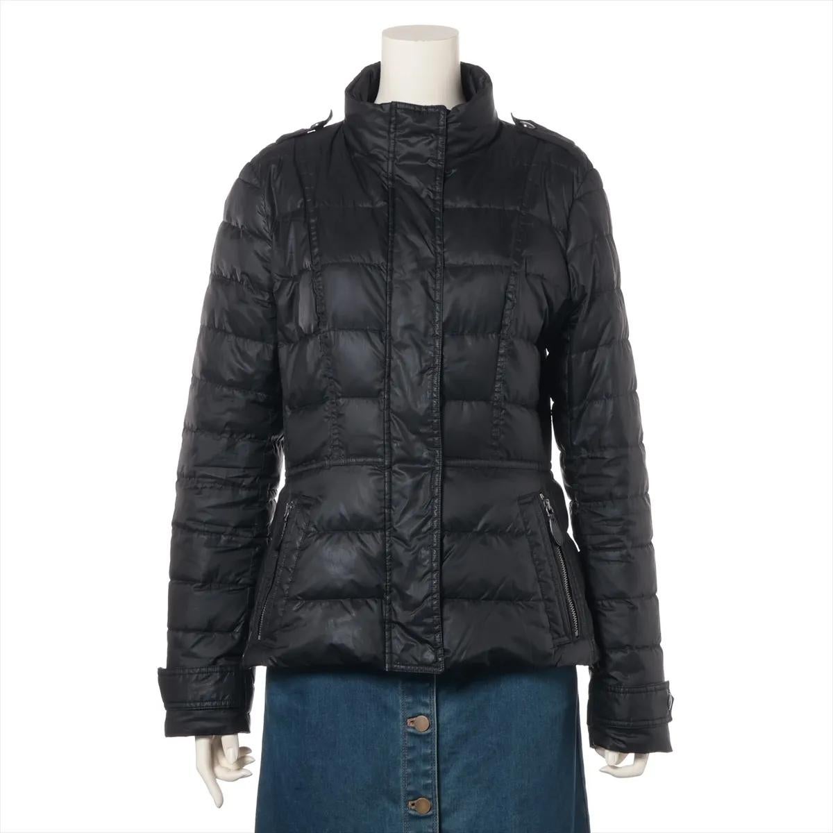Die Burberry Brit Polyester-Daunenjacke in Schwarz bietet eine perfekte Mischung aus Wärme, Komfort und raffiniertem Stil. Sie ist aus strapazierfähigem Polyester gefertigt und mit weichen Daunen gefüllt. Sie bietet eine hervorragende Isolierung und
