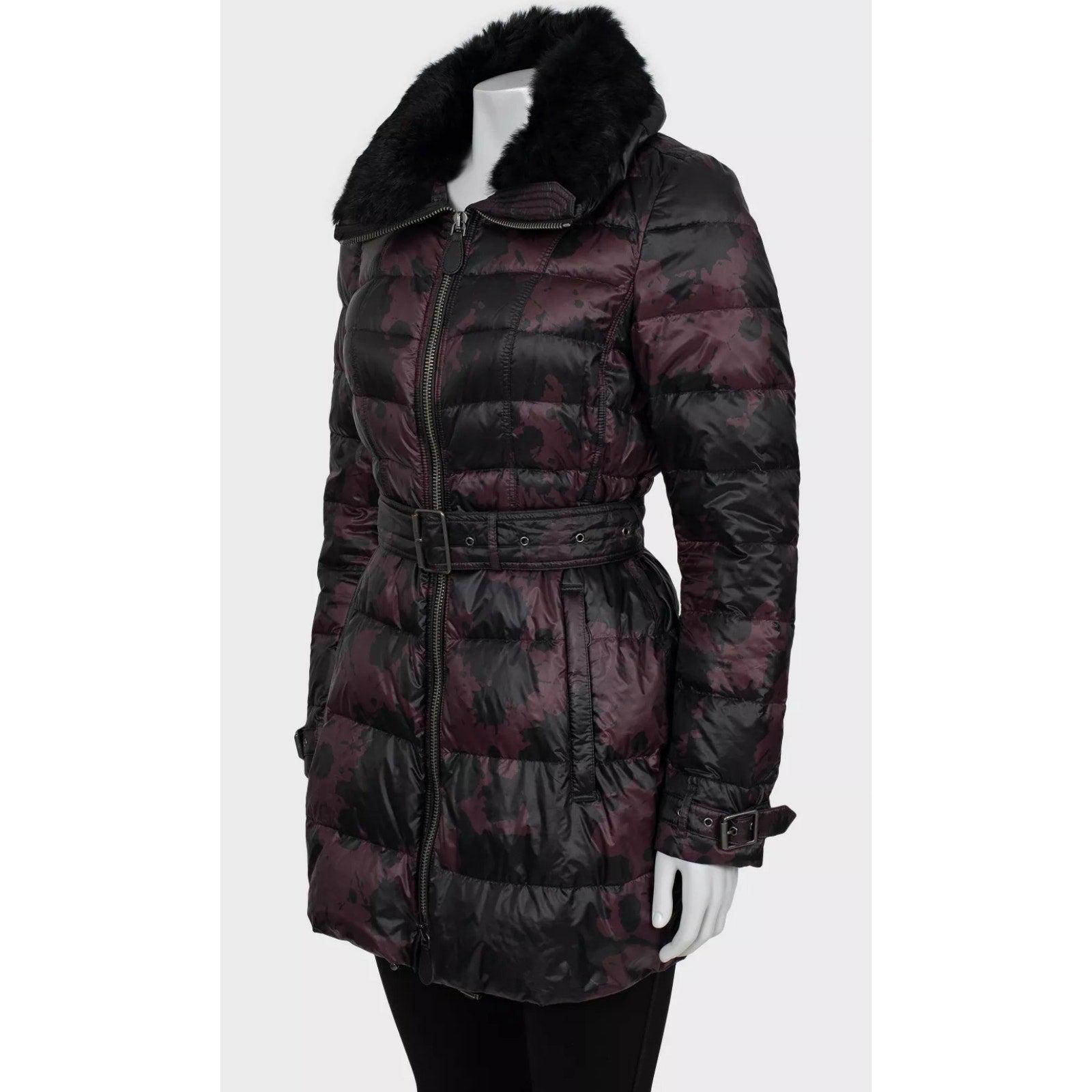 Eleva la tua collezione di capispalla con questo splendido cappotto in piuma Burberry Brit! Questo elegante cappotto da donna presenta un esclusivo motivo stampato che cattura l'iconico fascino britannico di Burberry. La silhouette aderente slancia