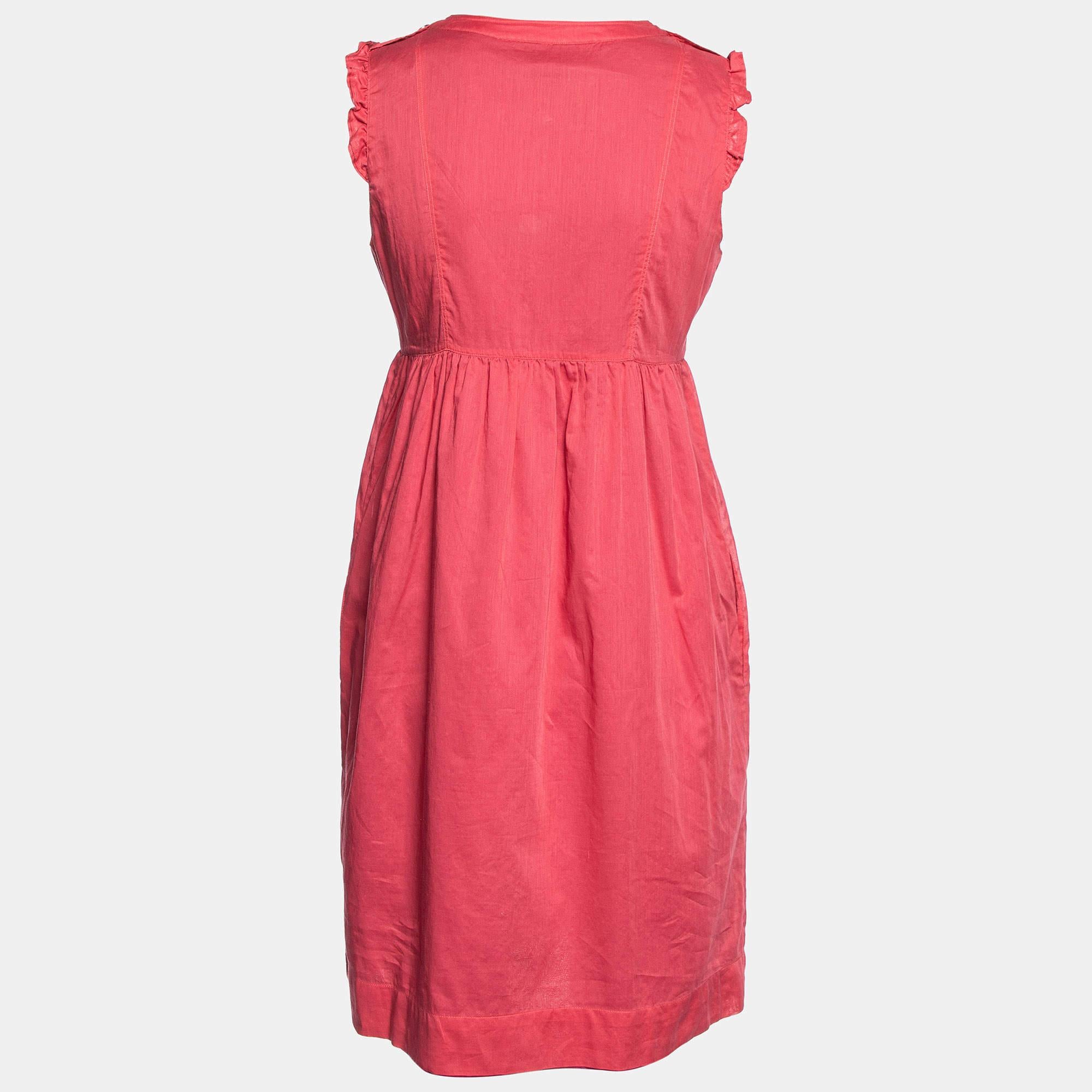 Prova la gioia di una sartoria esperta con questo abito firmato da donna. Realizzato meticolosamente, offre una vestibilità impeccabile e dettagli di lusso che assicurano un comfort ineguagliabile. Questa splendida creazione eleverà il tuo stile