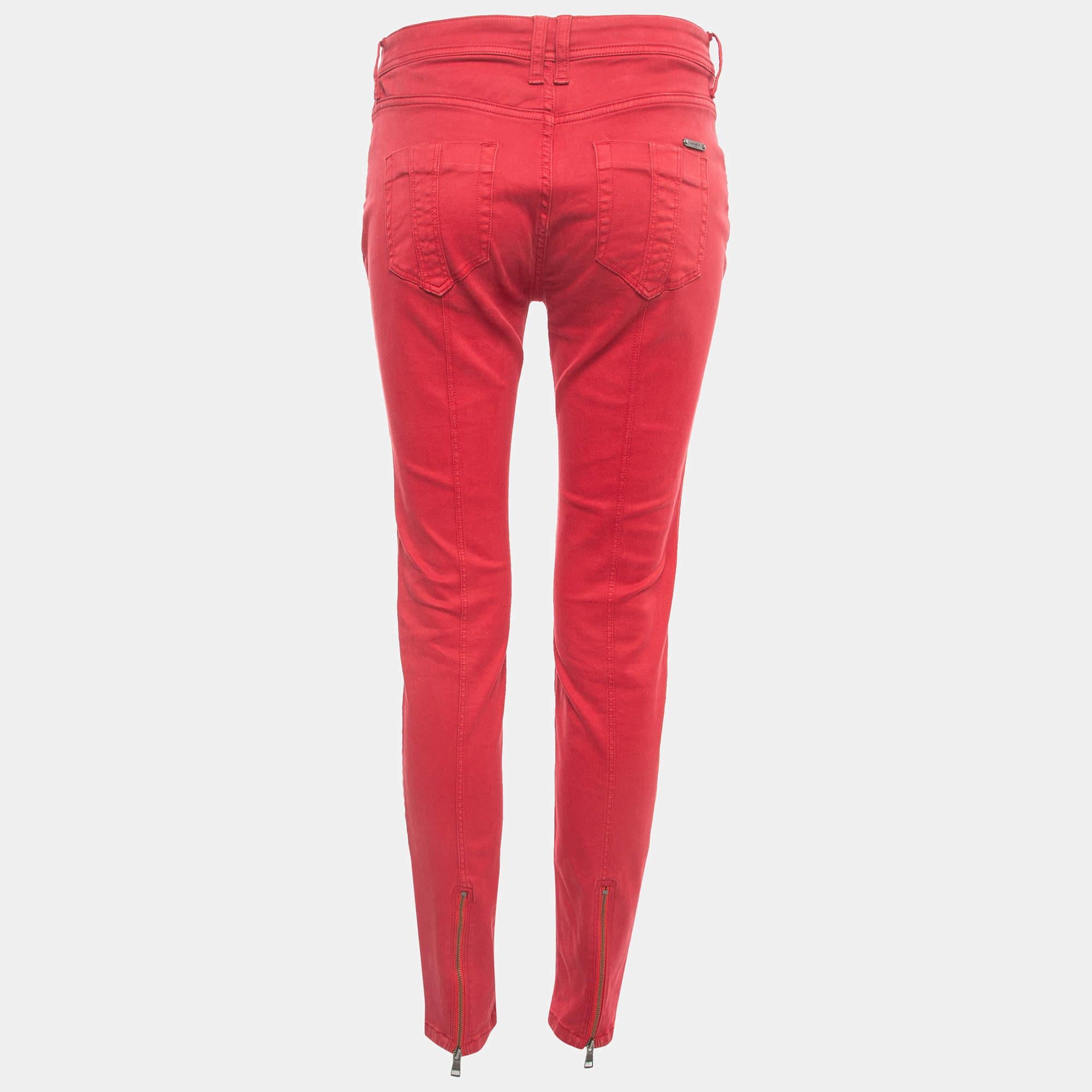 A good pair of jeans always makes the closet complete. This pair of jeans is tailored with such skill and style that it will be your favorite in no time. It will give you a comfortable stylish fit.