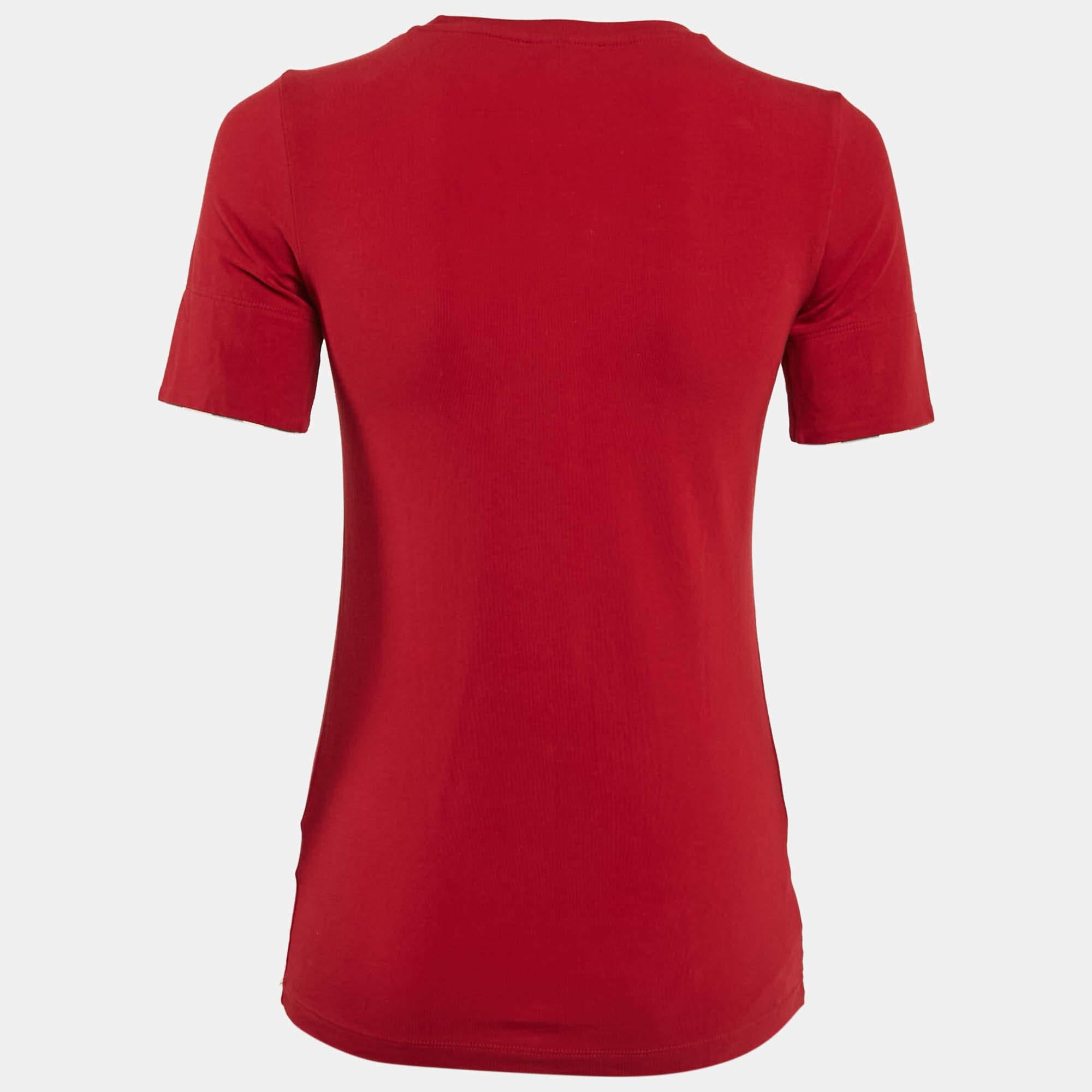 Scegli il comfort per tutto il giorno con questa maglietta Burberry Brit. Splendidamente realizzato  la maglietta rossa AT&T  Scollo rotondo e maniche corte  garantisce qualità e stile Lux.