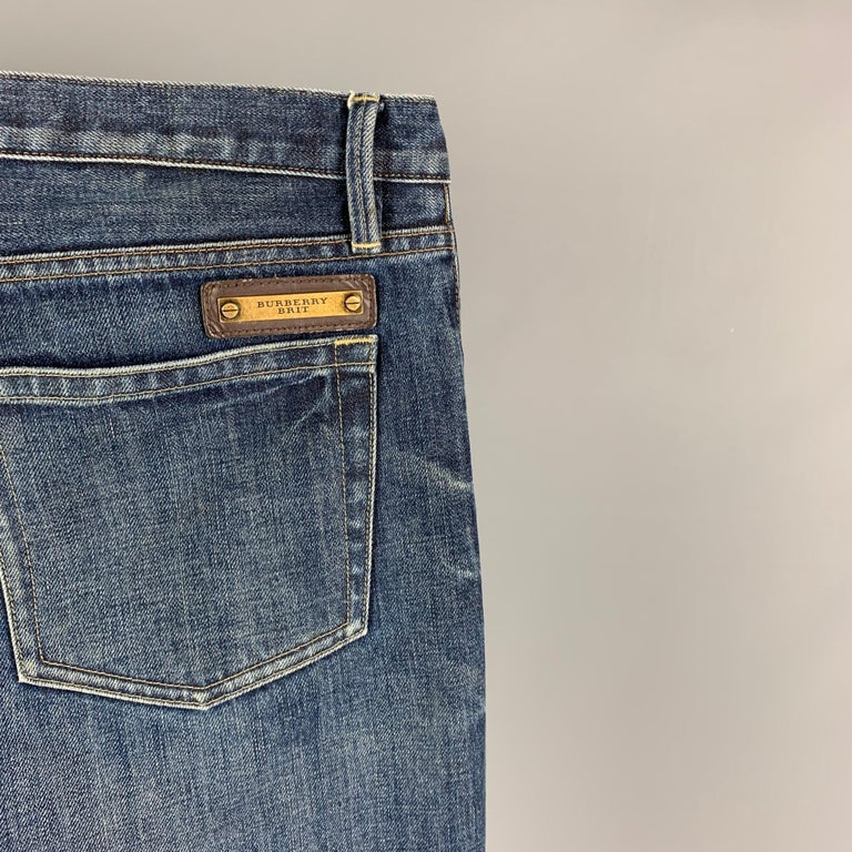 BURBERRY BRIT - Jean mince en coton délavé bleu, taille 32 En vente sur  1stDibs