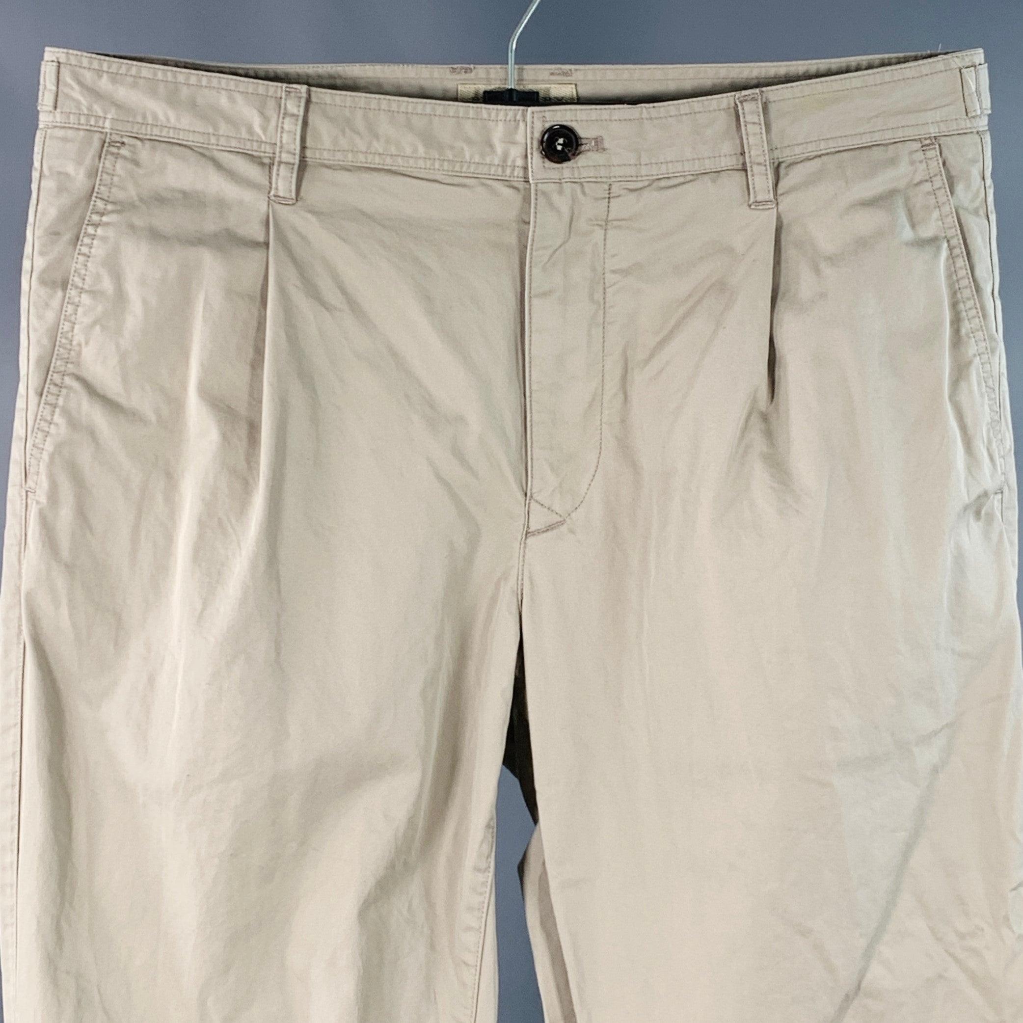 BURBERRY BRIT Freizeithose
aus khakifarbenem Baumwolltwill mit Plissee, seitlichen Laschen, konisch zulaufendem Bein und Reißverschluss. Sehr guter, gebrauchter Zustand.
 Kleiner Fleck am Bund. 

Markiert:   32R, passend für 33 Zoll 

Abmessungen: 
