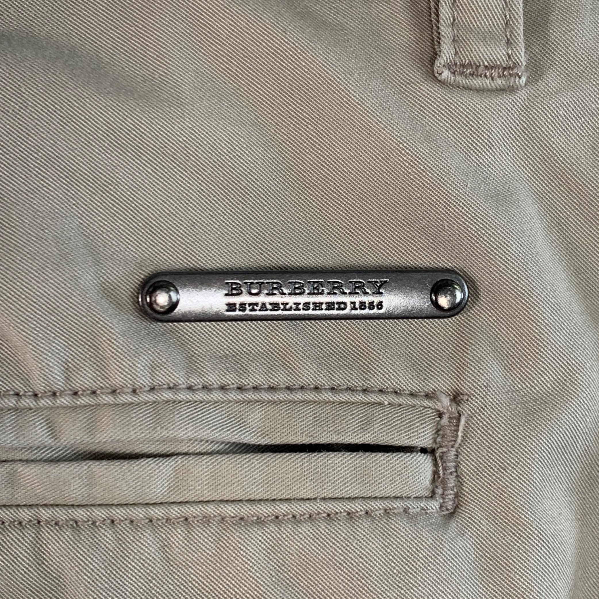 BURBERRY BRIT Größe 33 Khaki Twill Baumwolle Seite Tabs plissiert konisch zulaufende Freizeithose im Zustand „Gut“ im Angebot in San Francisco, CA