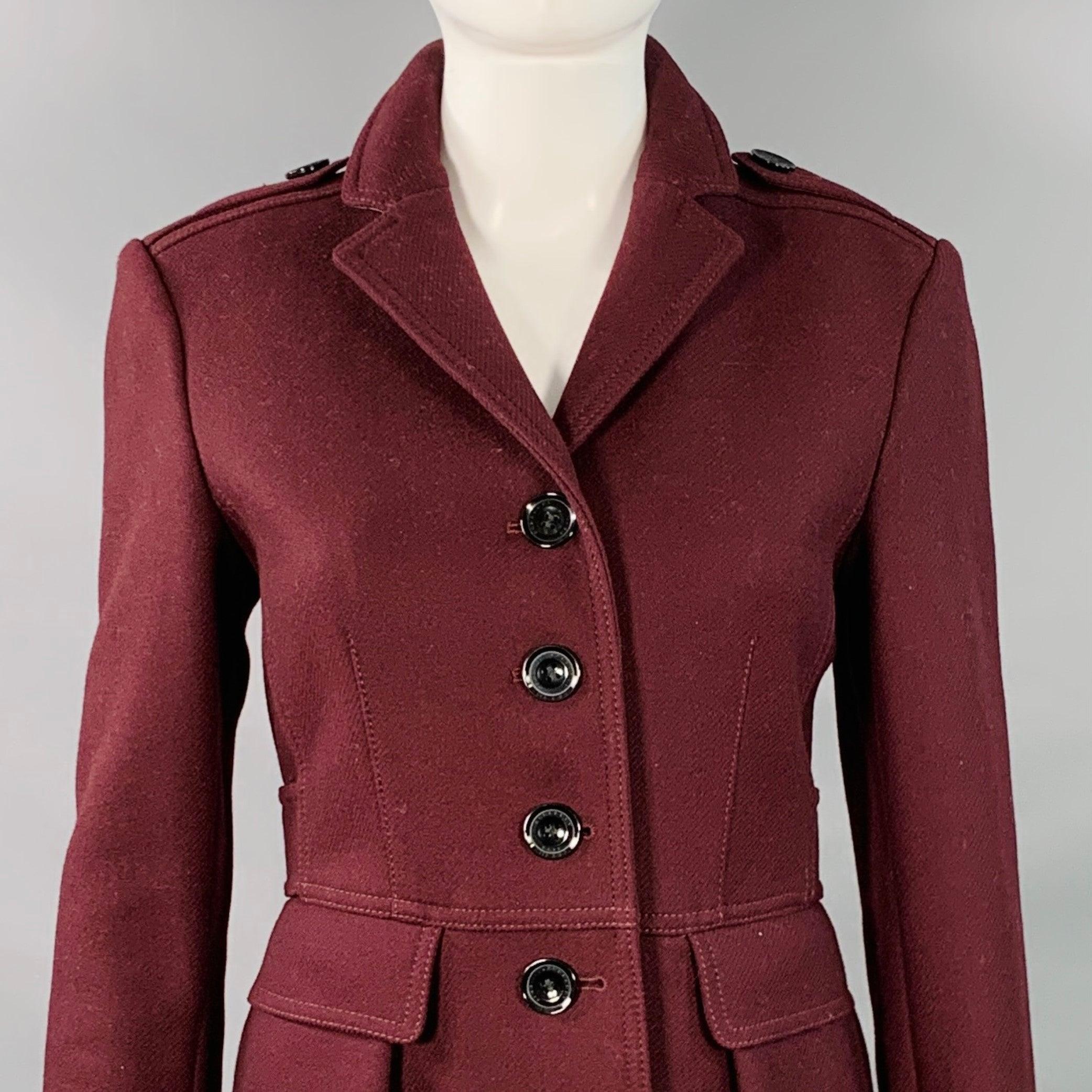 Manteau BRIT de Burberry
en sergé de laine vierge bordeaux, avec un boutonnage simple, un revers cranté, deux poches à rabat et une fermeture boutonnée. Excellent état d'origine. 

Marqué :   IT 38 

Mesures : 
 
Épaule : 14.5 pouces Buste : 32