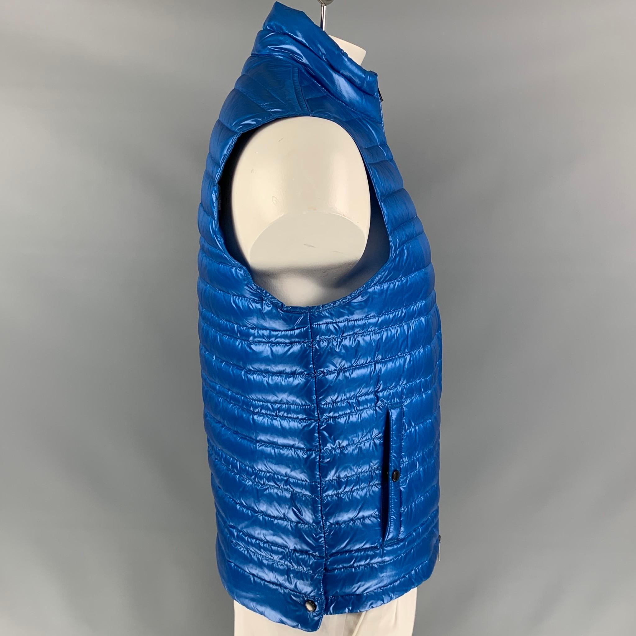 BURBERRY PRORSUM vest comes in a blue quilted polyamide featuring front pockets and a full zip up closure. 

Very Good Pre-Owned Condition.
Marked: L
Original Retail Price: $595.00

Measurements:

Shoulder: 18 in.
Chest: 42 in.
Length: 27 in. 