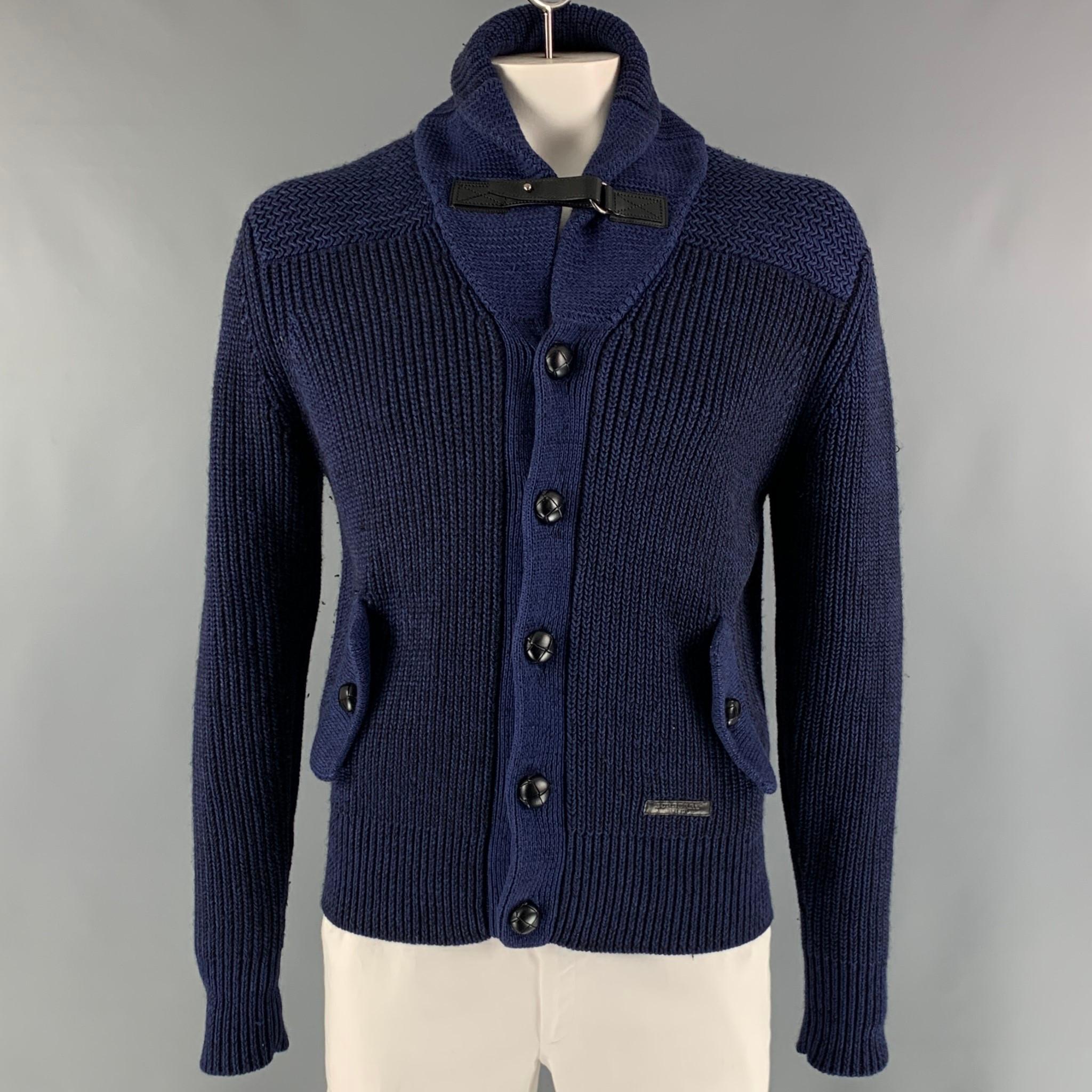 BURBERRY BRIT cardigan sweater come in a blue linen blend knitted material featuring a black wooden buttons closure, front flap pockets, and a shawl collar. Made in Italy.

Very Good Pre-Owned Condition. Moderate Piling.
Marked: