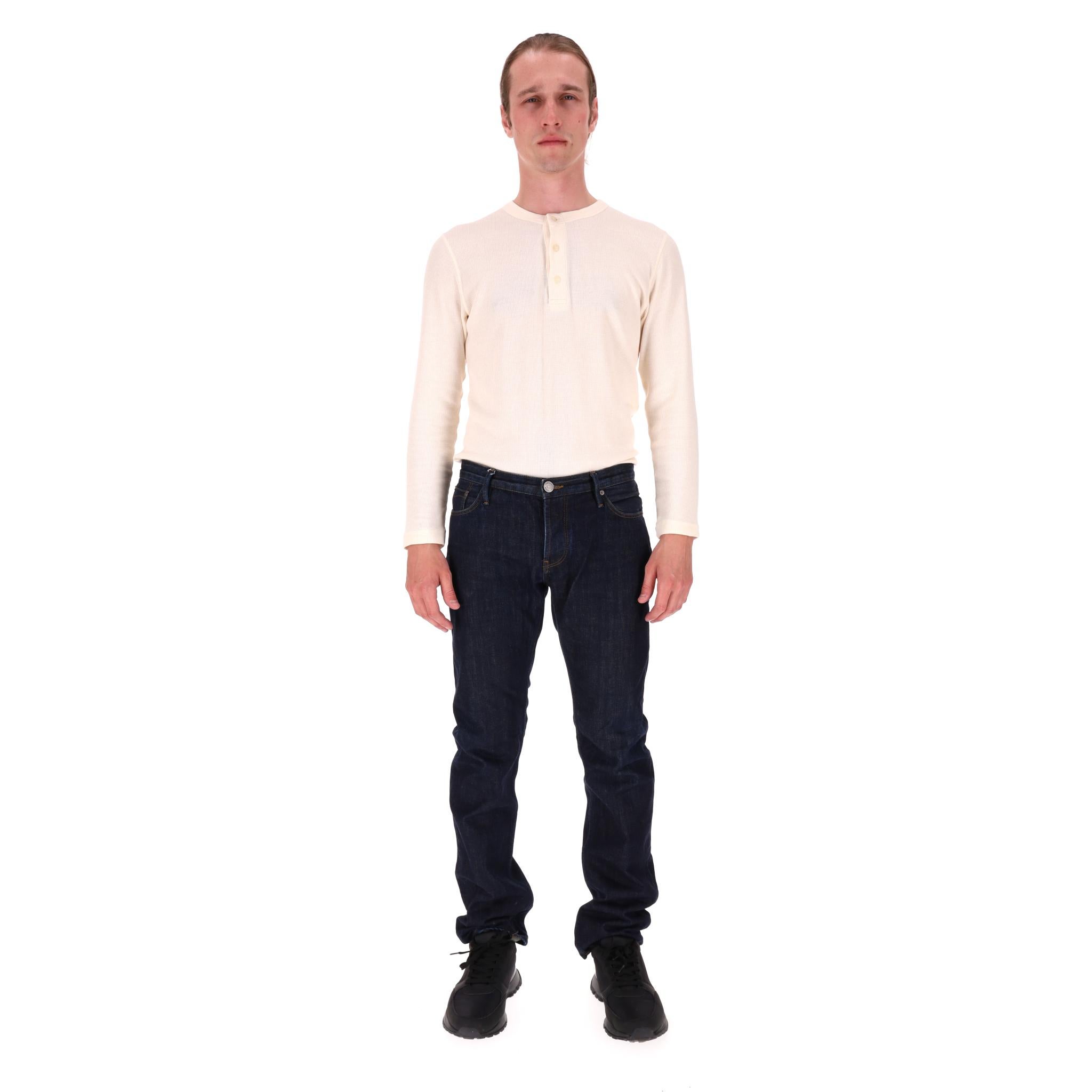 Burberry Brit Steadman Jeans mit geradem Bein

Dunkle navyfarbene Jeans aus reiner Baumwolle.

Mit geradem Bein, fünf Taschen und der Burberry Brit