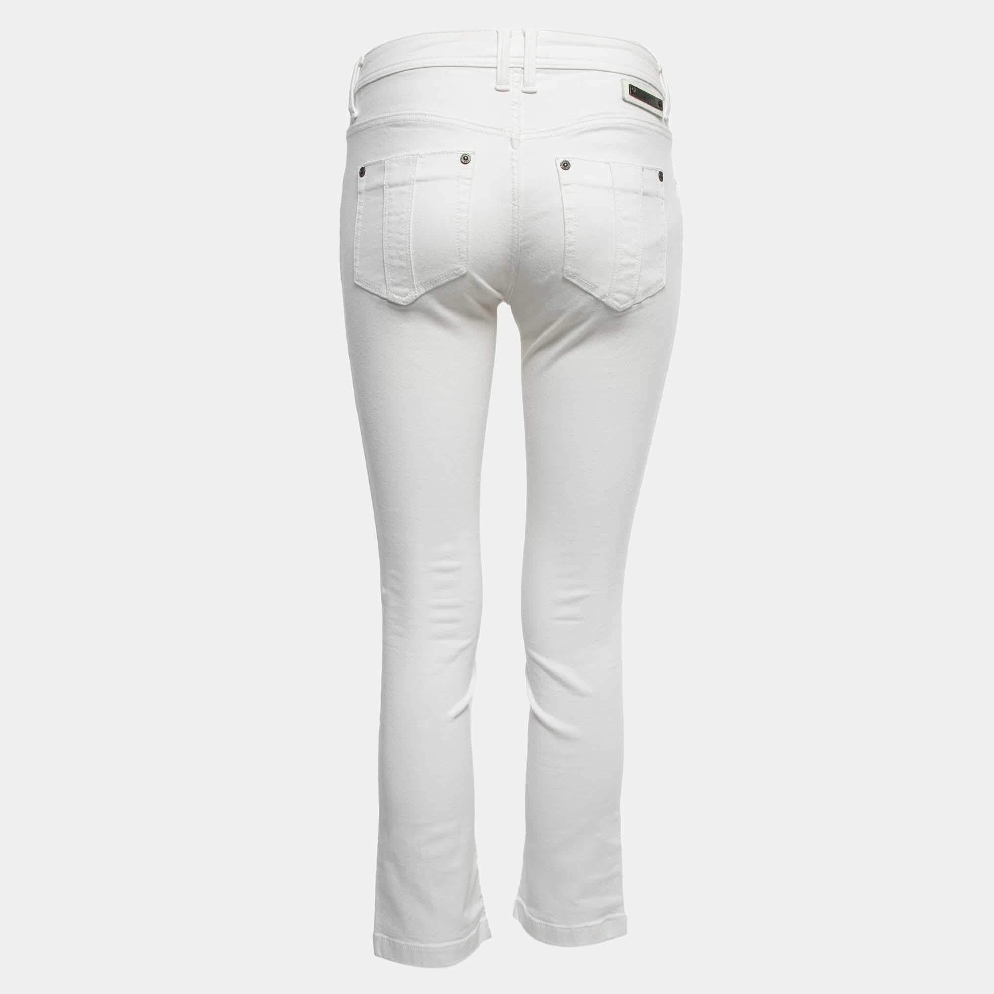 The Burberry Brit jeans exude effortless chic. Crafted from premium white denim these cropped jeans feature a flattering waist and a modern slim fit. The Alperton style is characterized by its clean lines subtle Burberry branding and versatile