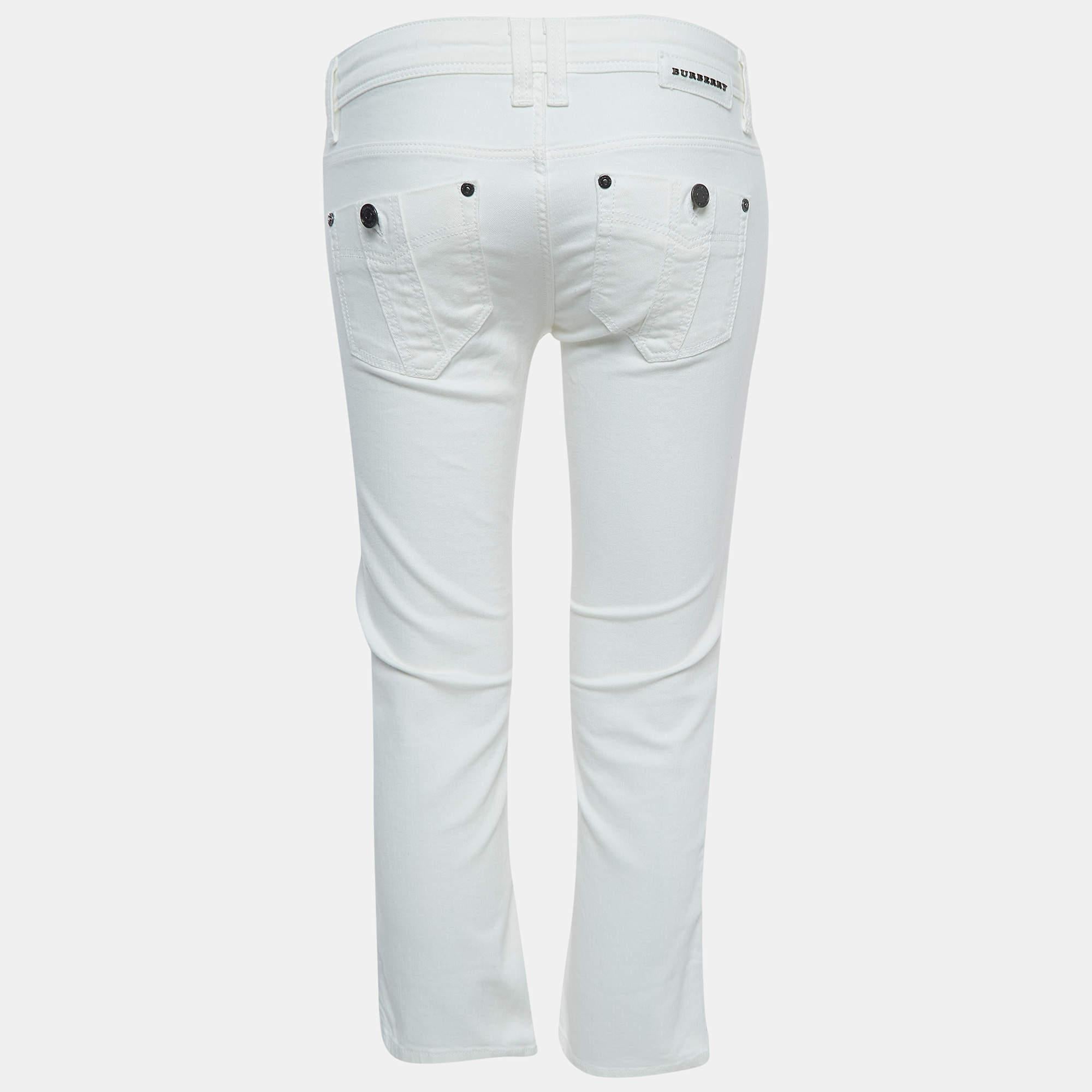 I jeans Burberry Brits a gamba skinny sono progettati per stare comodamente in vita. La coppia presenta una chiusura frontale con bottoni e cinque tasche.