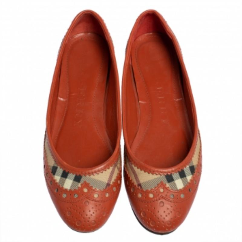 Brown Burberry Brogue Leather And Haymarket Check Canvas Tudor Ballet Flats Size 36 For Sale