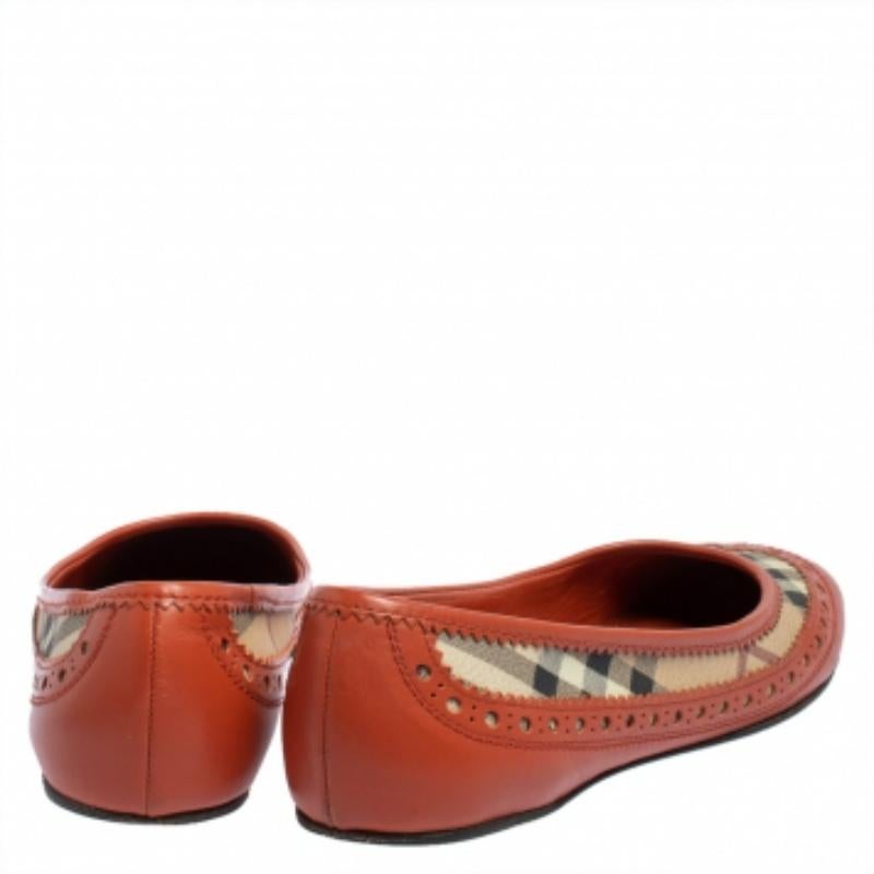 Burberry Brogue Leather And Haymarket Check Canvas Tudor Ballet Flats Size 36 In Fair Condition For Sale In Dubai, Al Qouz 2
